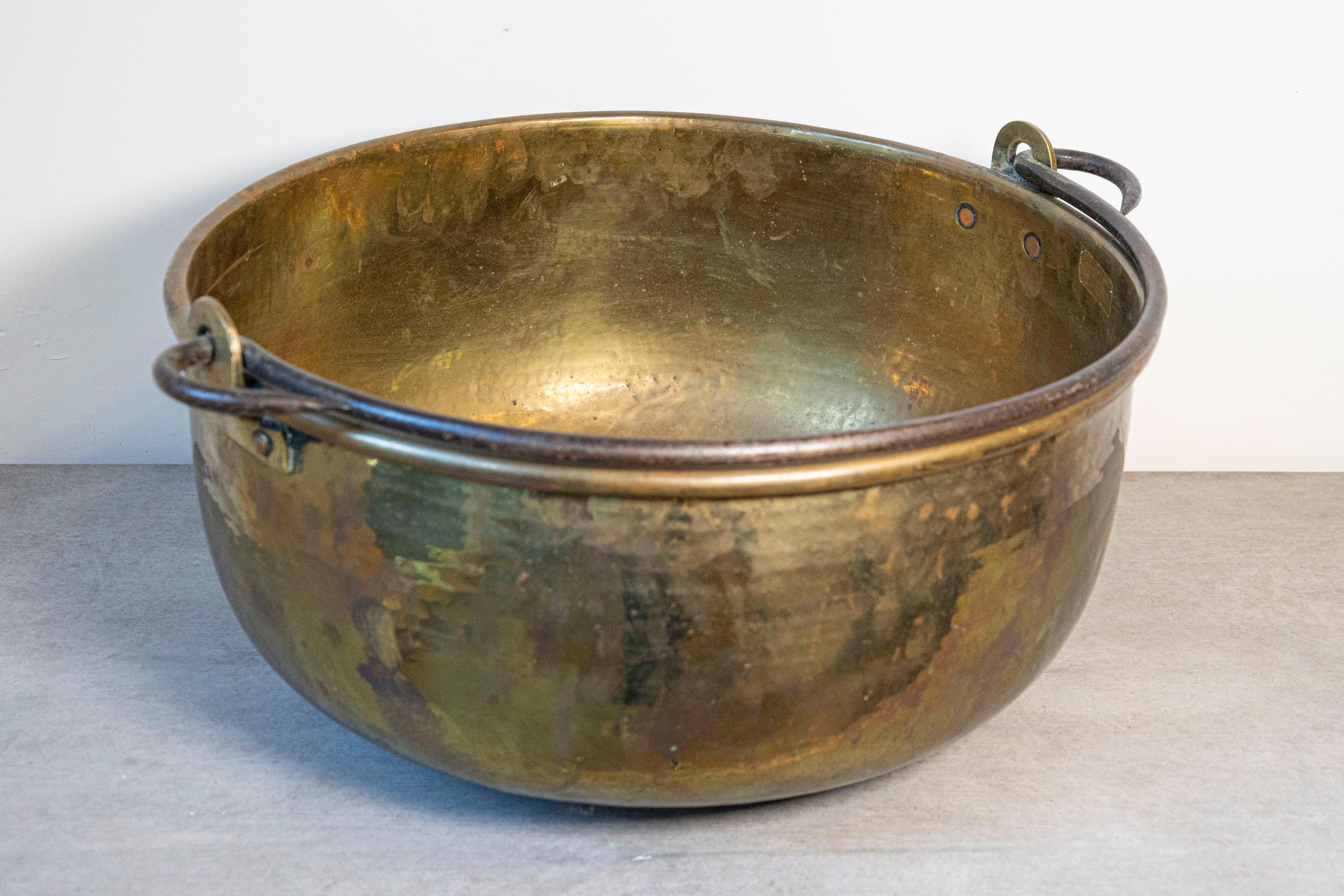 Vittoriano Grande vaso inglese di epoca vittoriana della fine del XIX secolo in ottone con manico in vendita