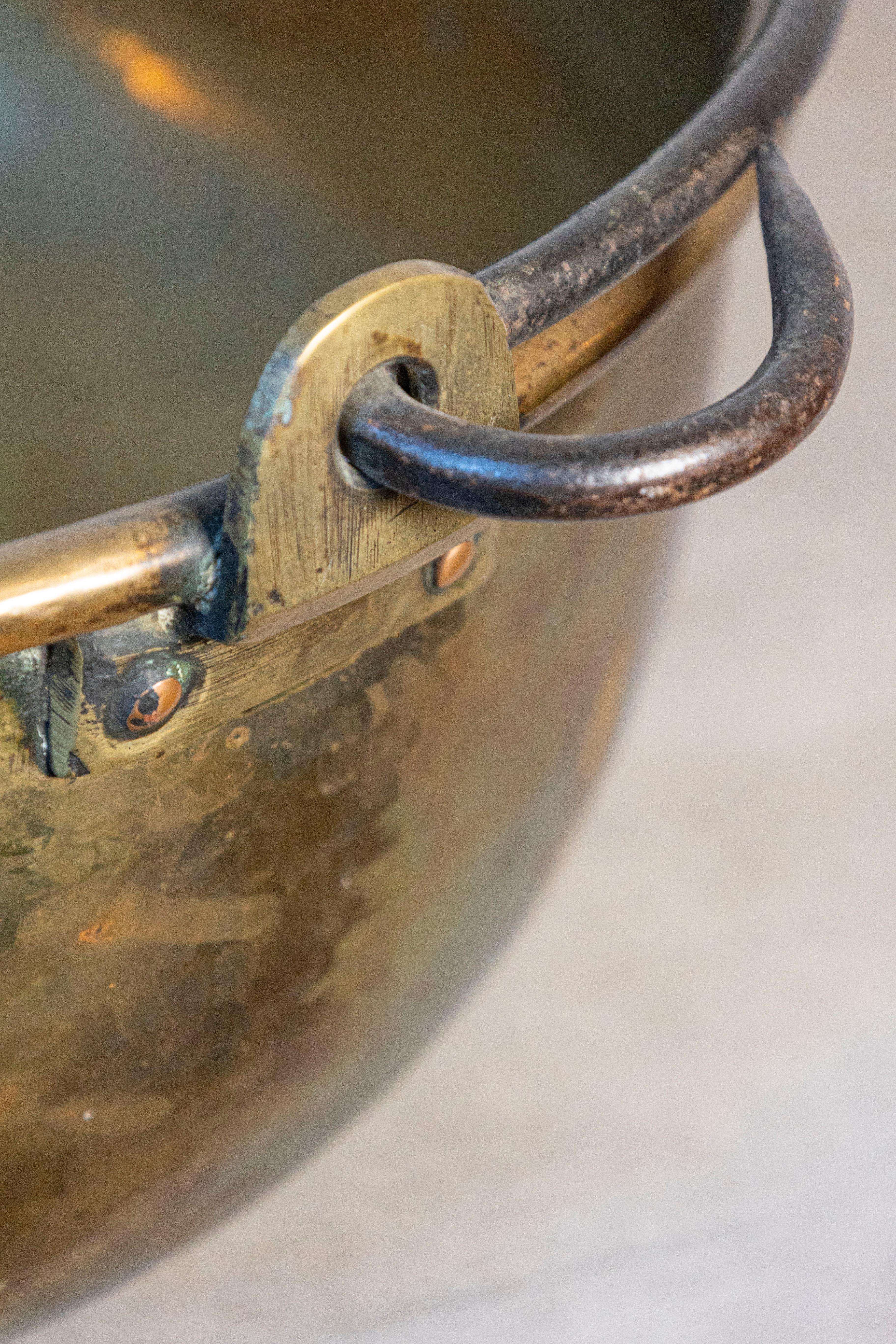 Inglese Grande vaso inglese di epoca vittoriana della fine del XIX secolo in ottone con manico in vendita