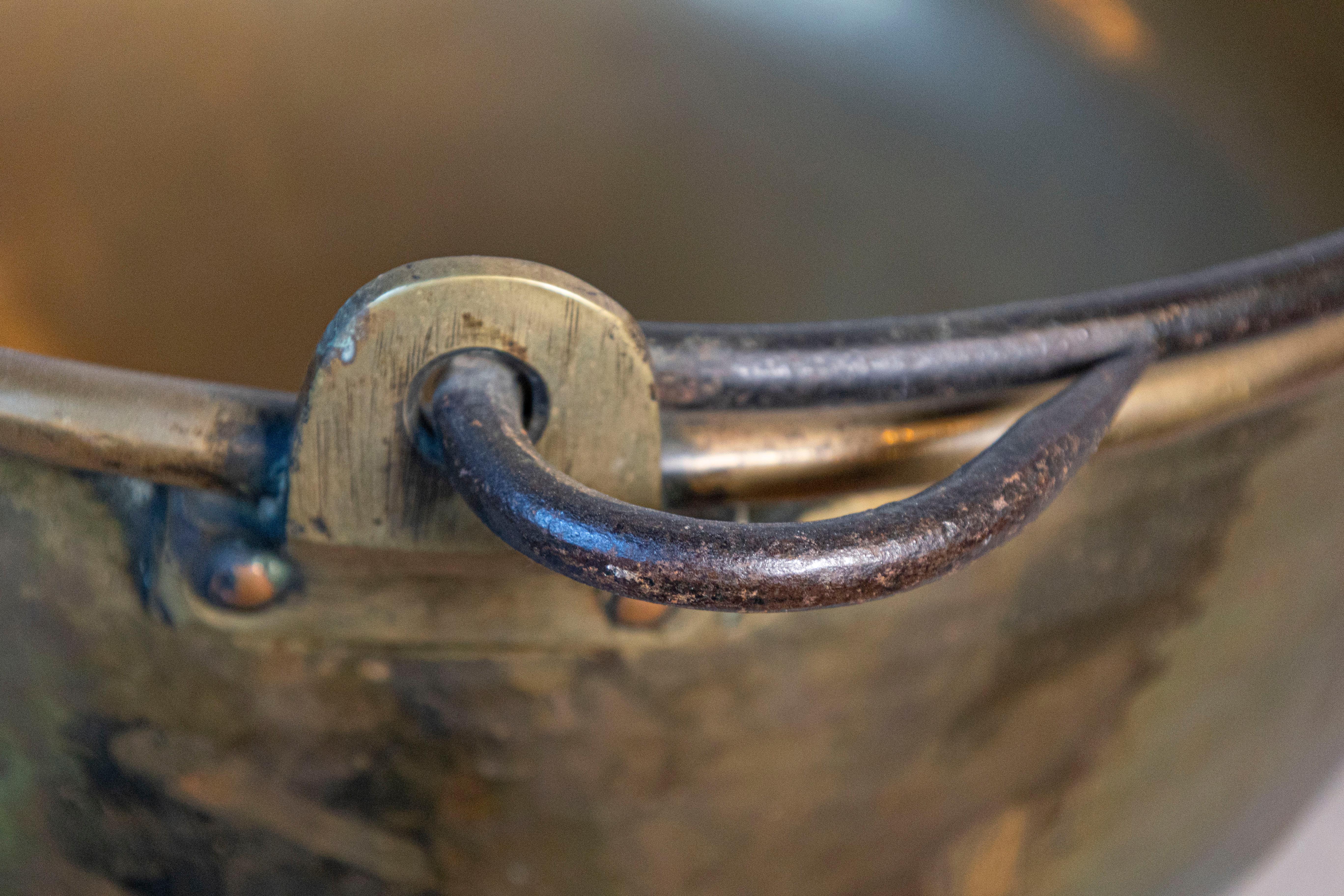 Grande vaso inglese di epoca vittoriana della fine del XIX secolo in ottone con manico In condizioni buone in vendita a Atlanta, GA