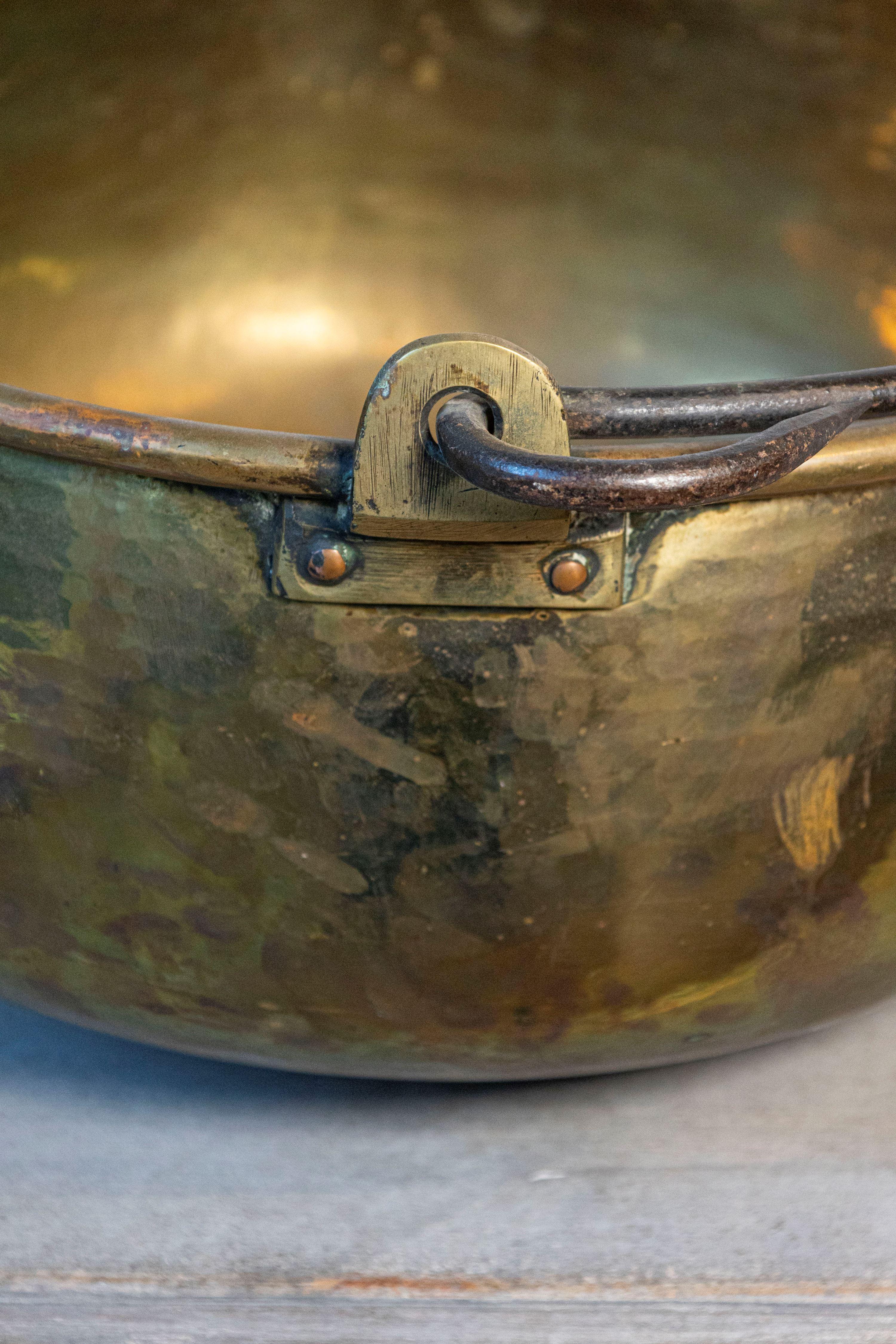 Ottone Grande vaso inglese di epoca vittoriana della fine del XIX secolo in ottone con manico in vendita