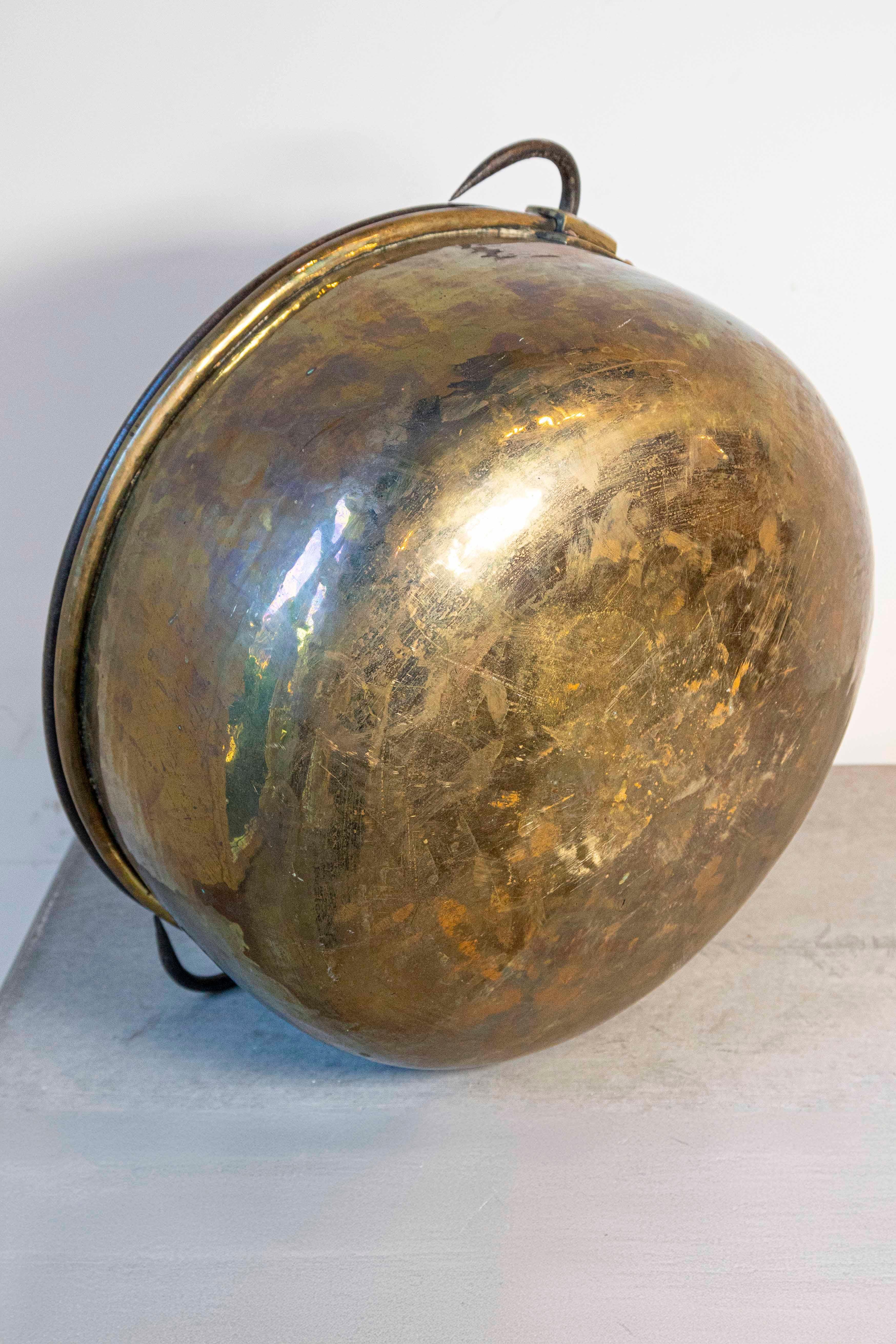 Grande vaso inglese di epoca vittoriana della fine del XIX secolo in ottone con manico in vendita 1