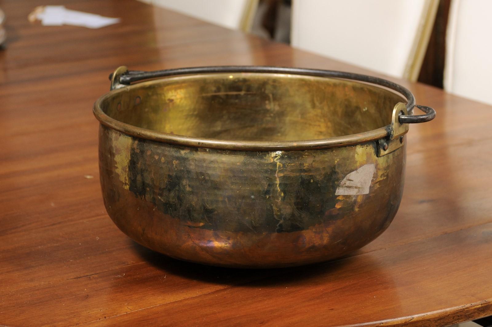 Large English Victorian Period Late 19th Century Brass Vessel with Handle For Sale 5