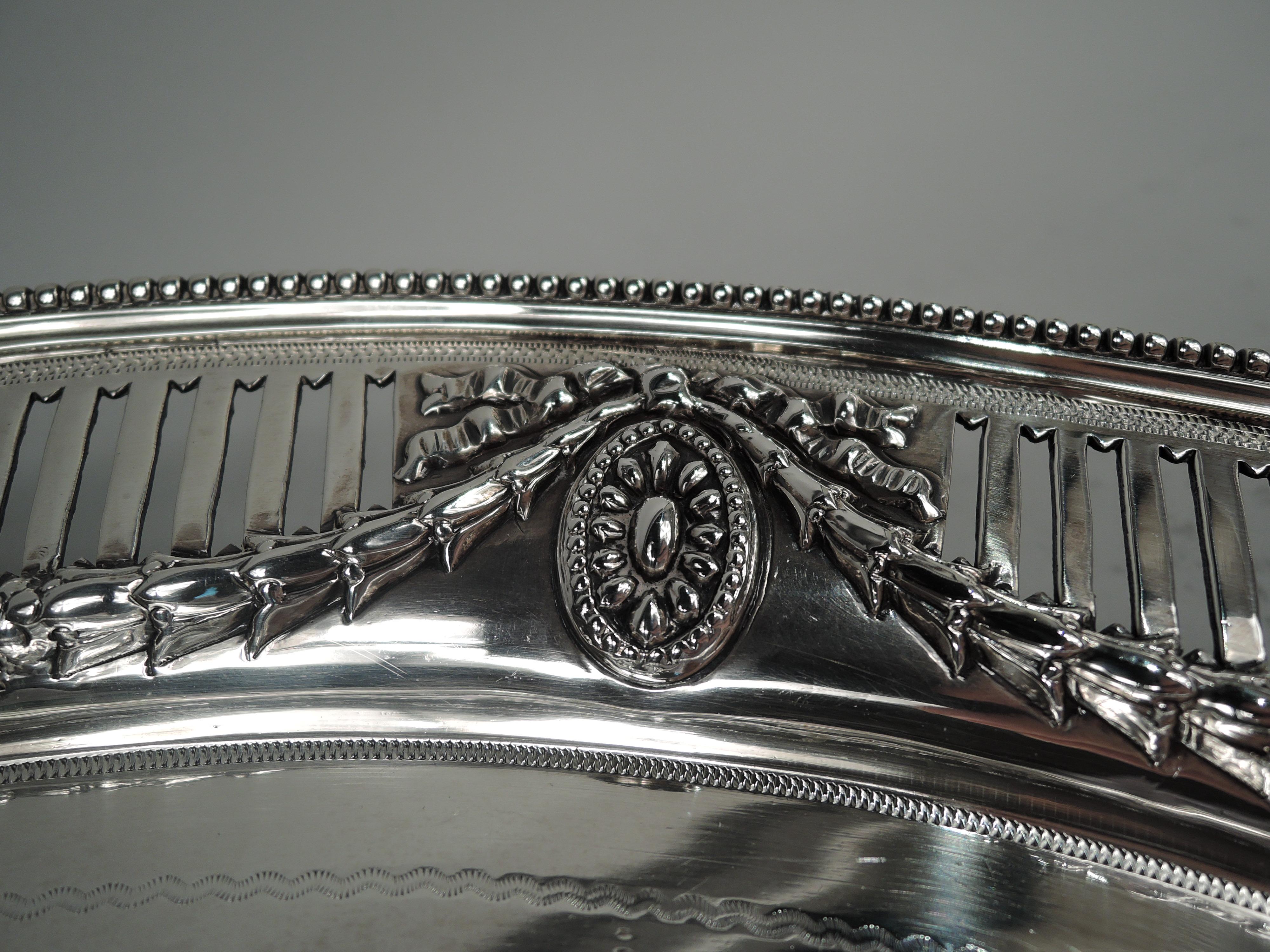 Large English Victorian Regency Classical Sterling Silver Salver, 1880 In Good Condition For Sale In New York, NY