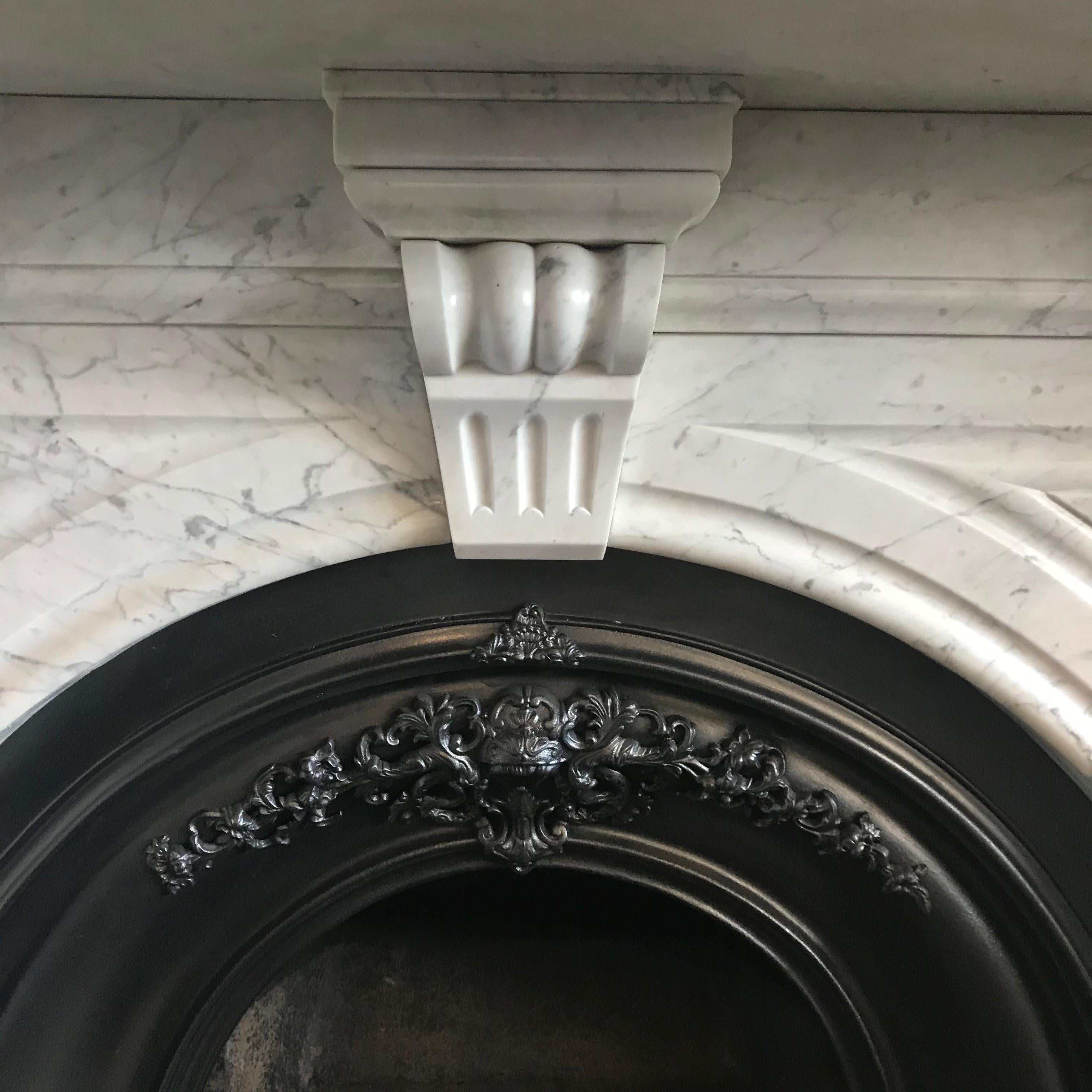 Large English Victorian White Carrara Marble Fire Surround with arched grate In Good Condition In Manchester, GB