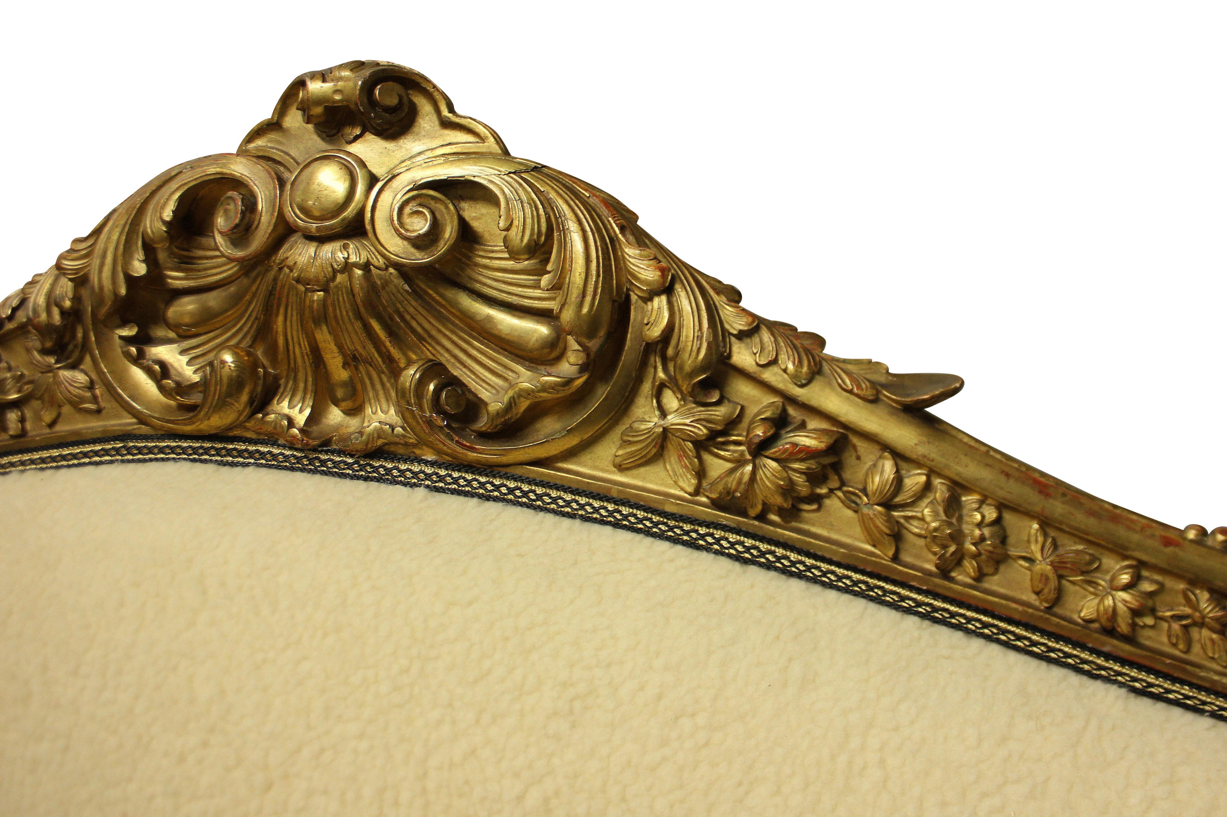 Large English Water Gilded and Finely Carved Settee In Good Condition In London, GB