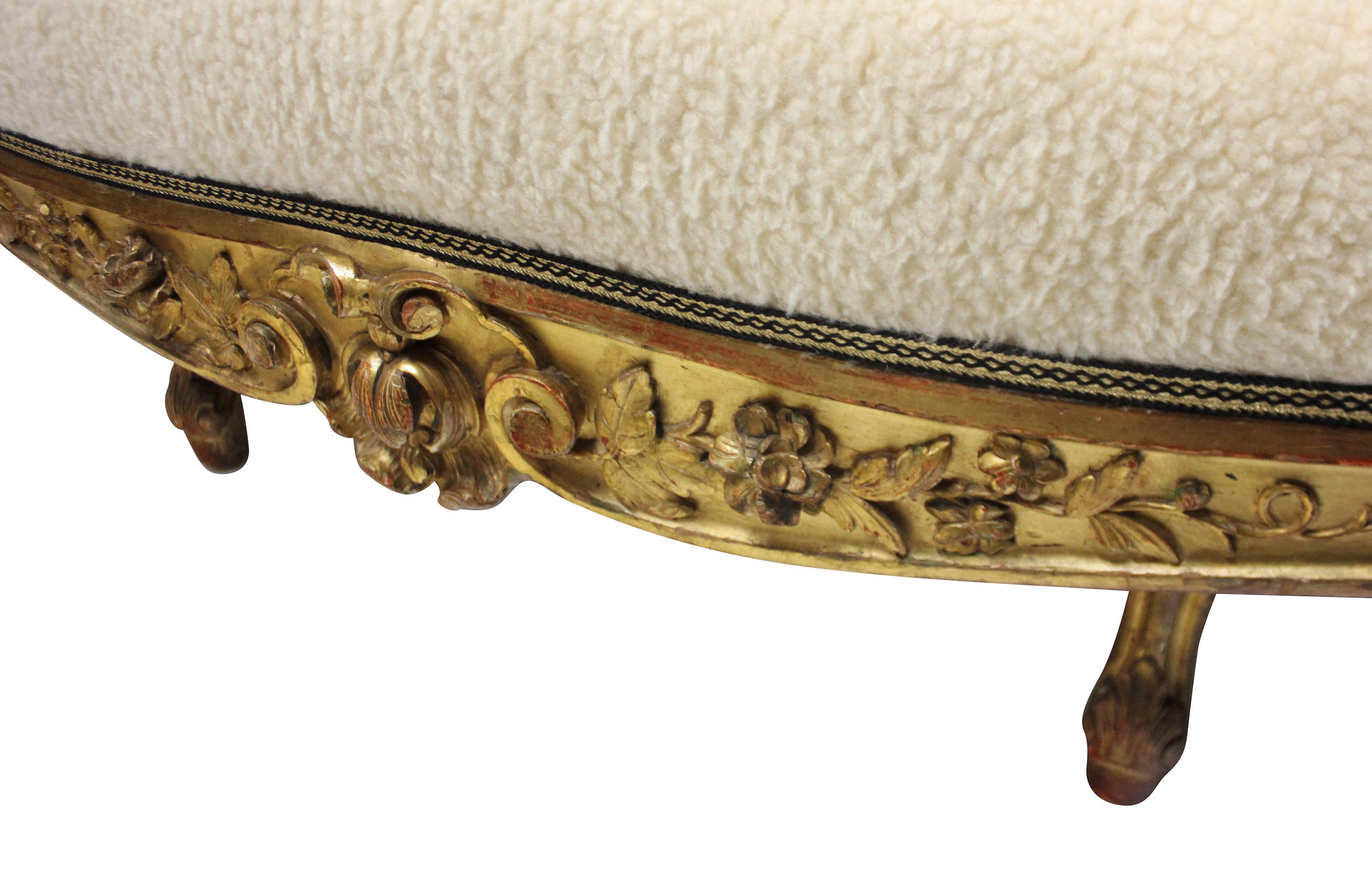 Large English Water Gilded and Finely Carved Settee For Sale 1