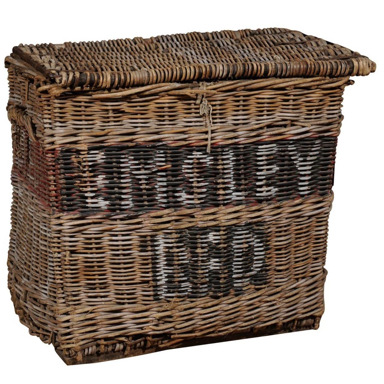 Large English Wicker Linen Basket with Lateral Handles from the 19th Century