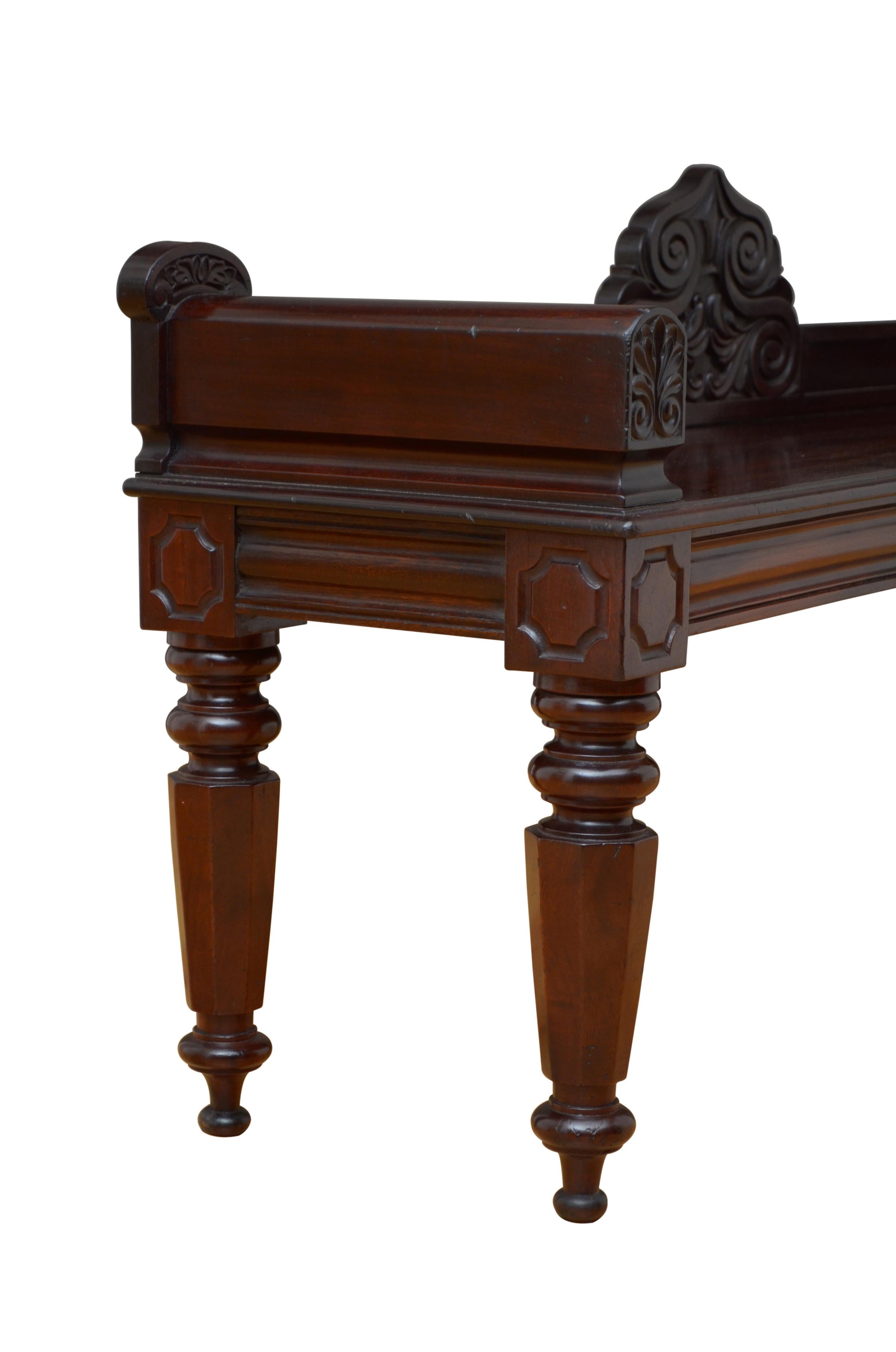 Große englische William IV Mahagoni-Hallensitzbank im Angebot 8