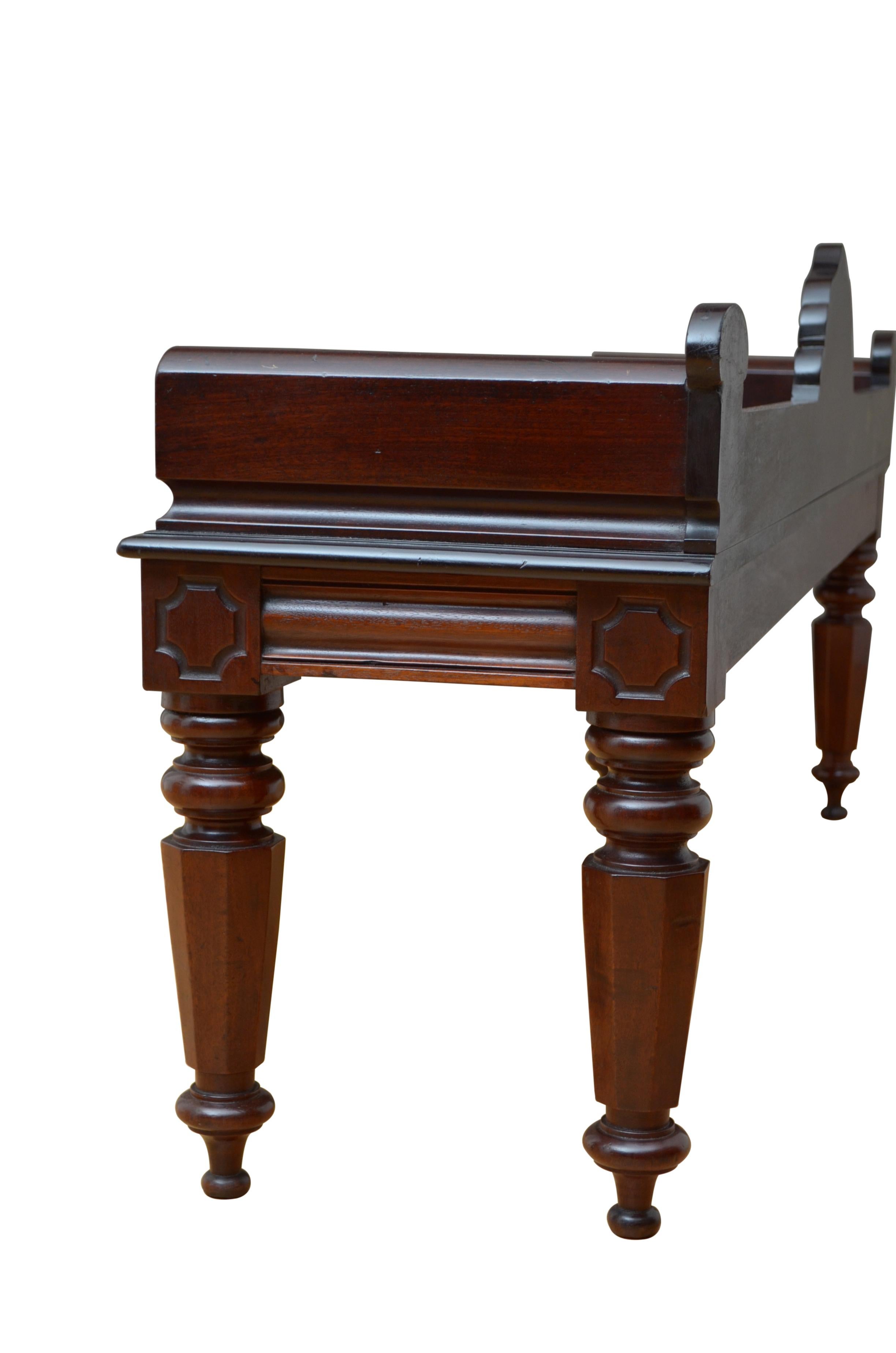 Große englische William IV Mahagoni-Hallensitzbank im Angebot 9