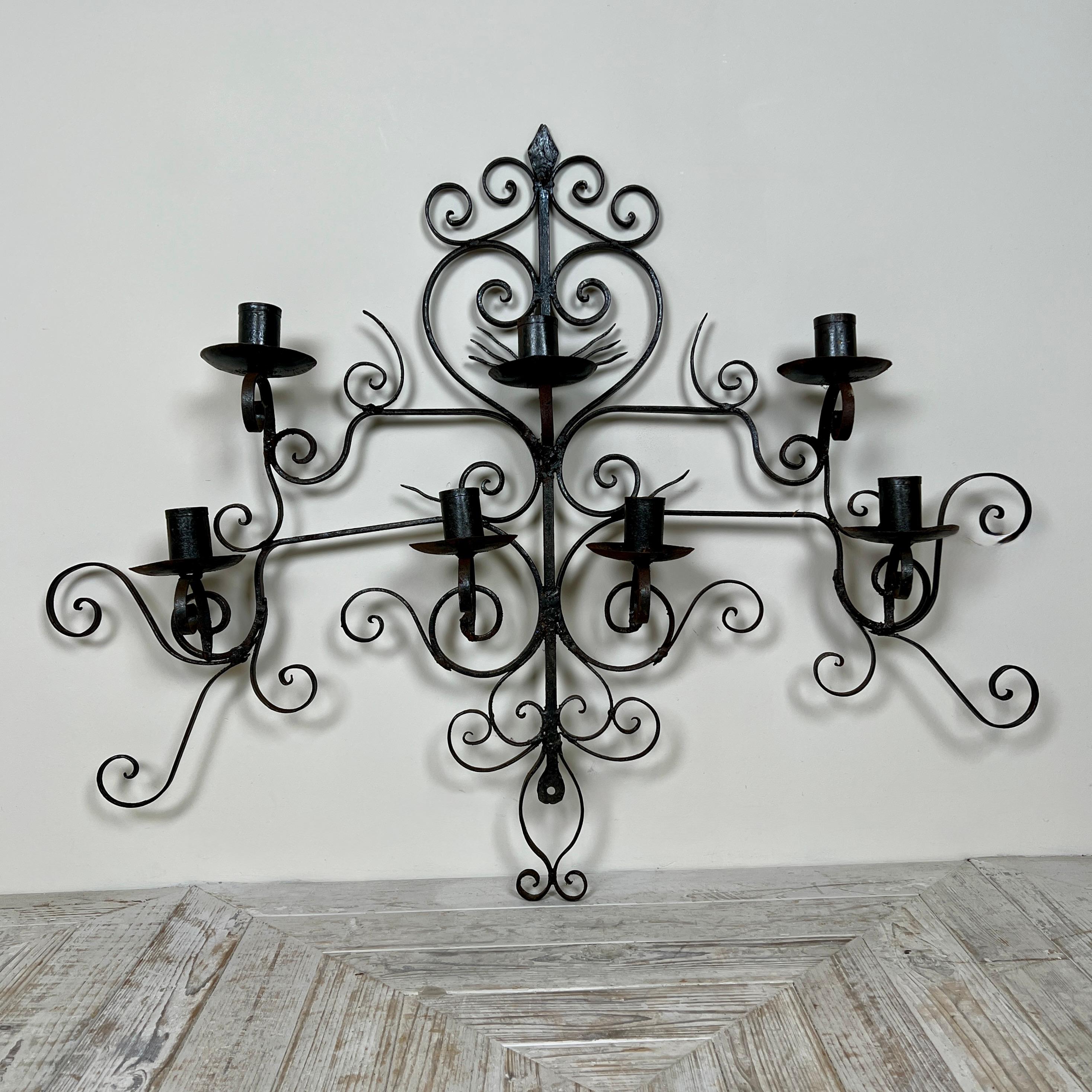 Gran Candelabro de Pared Corazón de Hierro Forjado Inglés siglo XX en venta