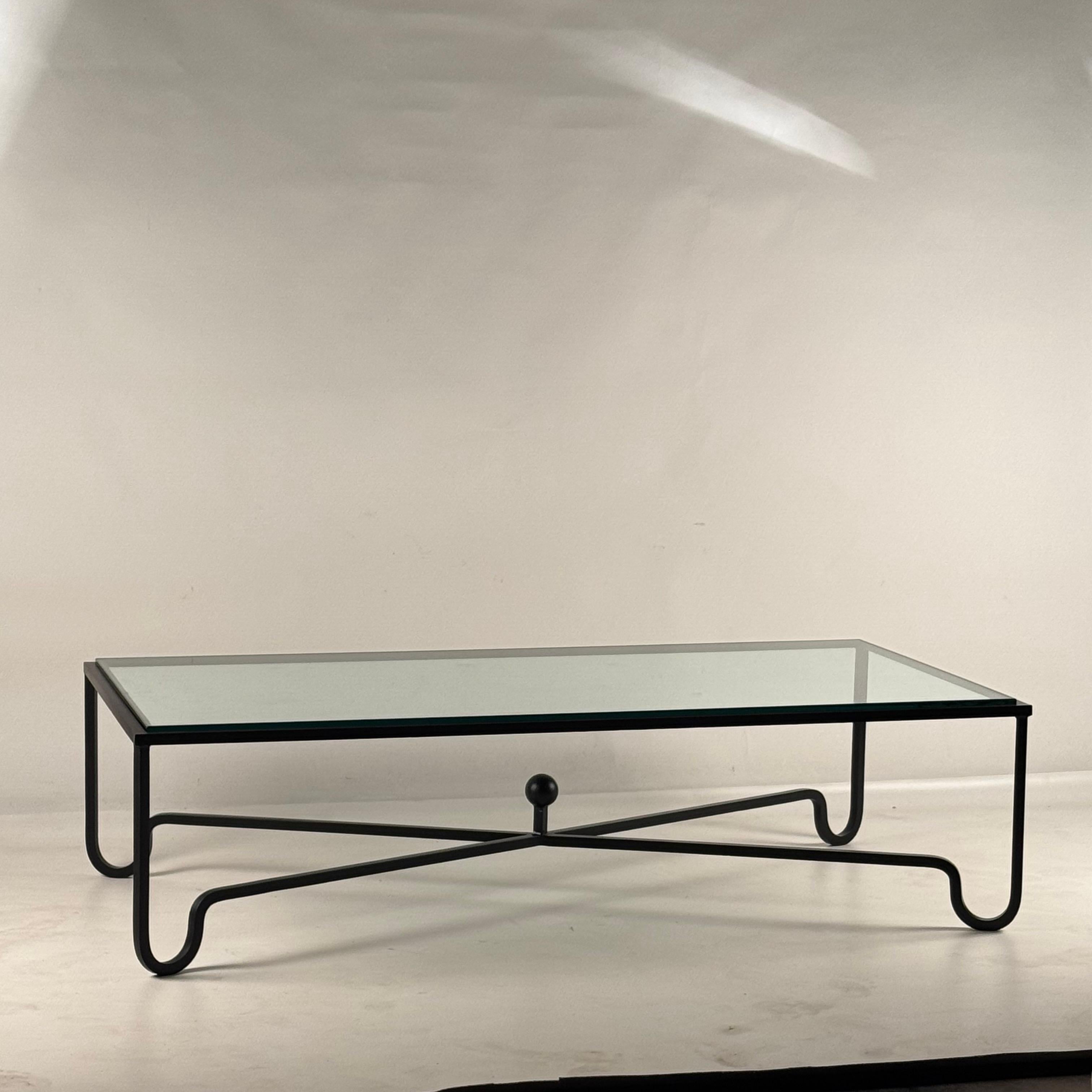 Tavolino Entretoise™ in ferro annerito e vetro temperato di Design Frères.
Chic e sobrio.