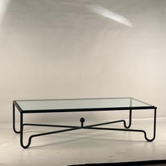 Grande table basse en verre et fer noirci 'Entretoise' par Design Frères