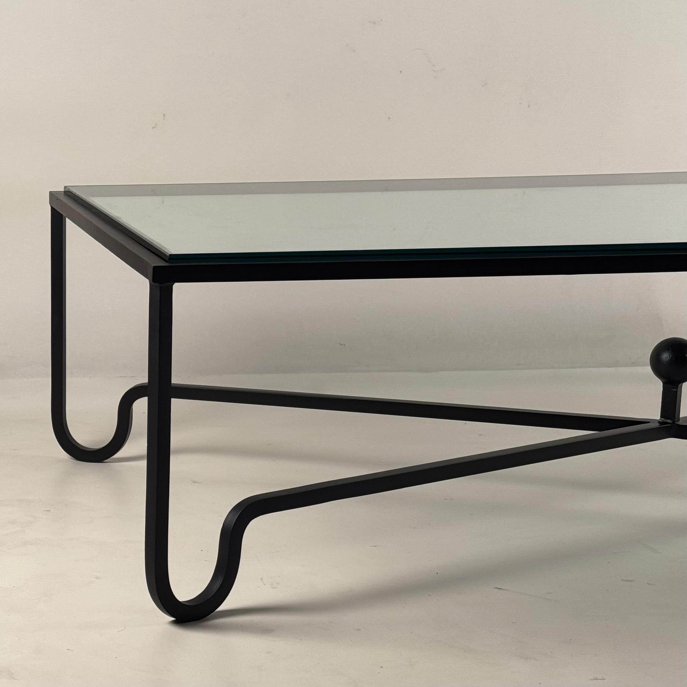 Francese Tavolino grande 'Entretoise' in ferro annerito e vetro di Design Frères in vendita