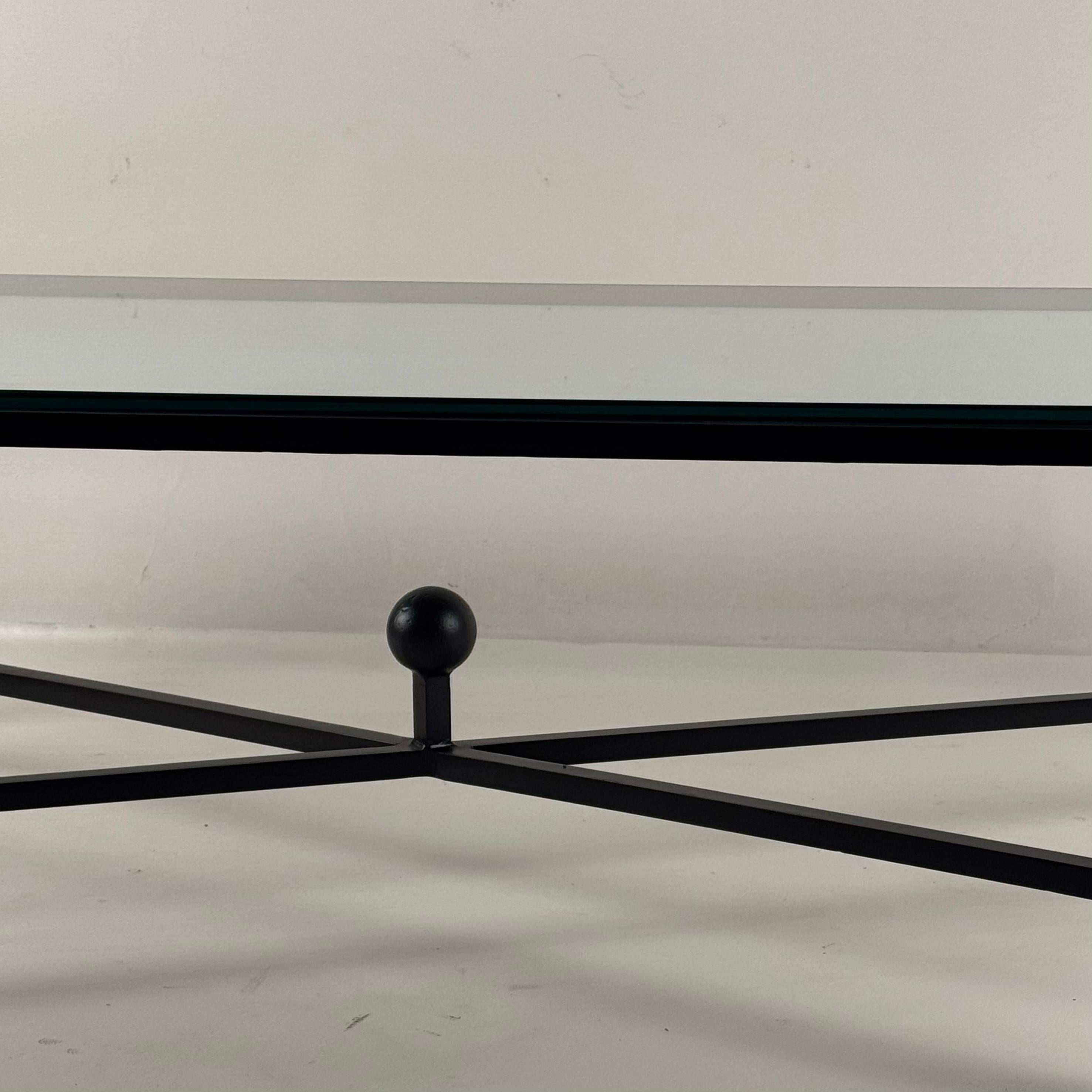 Verniciatura a polvere Tavolino grande 'Entretoise' in ferro annerito e vetro di Design Frères in vendita