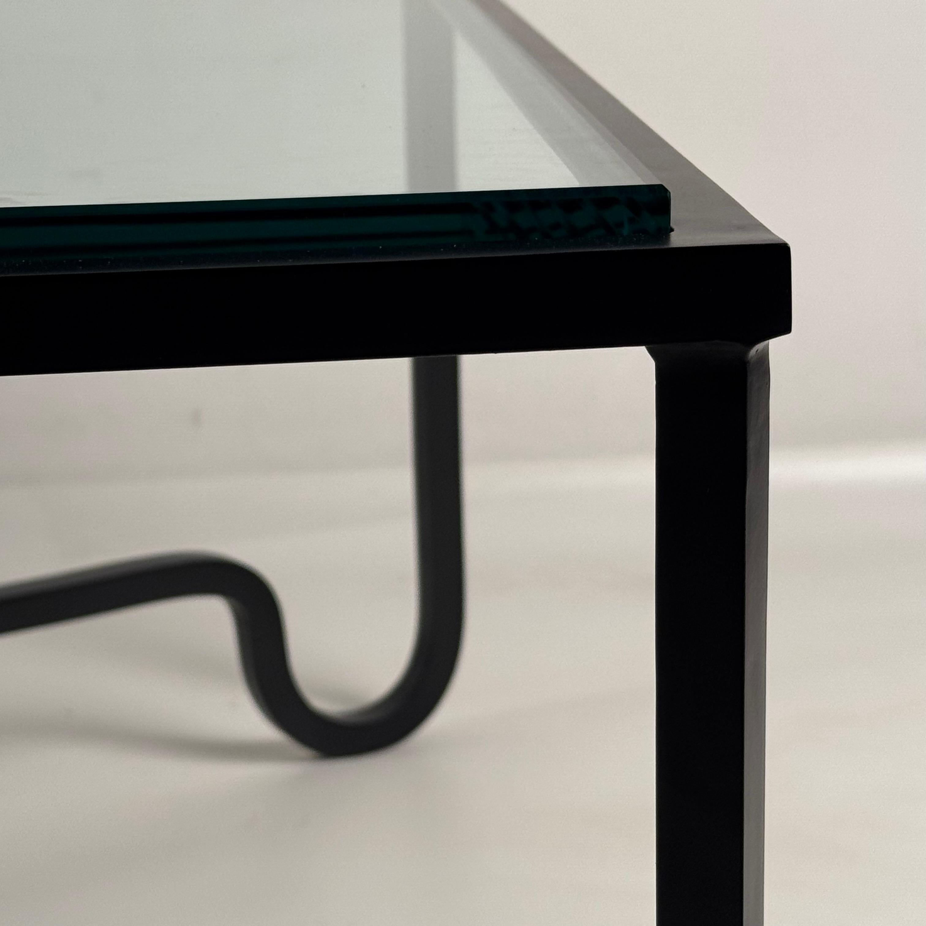 Vetro Tavolino grande 'Entretoise' in ferro annerito e vetro di Design Frères in vendita