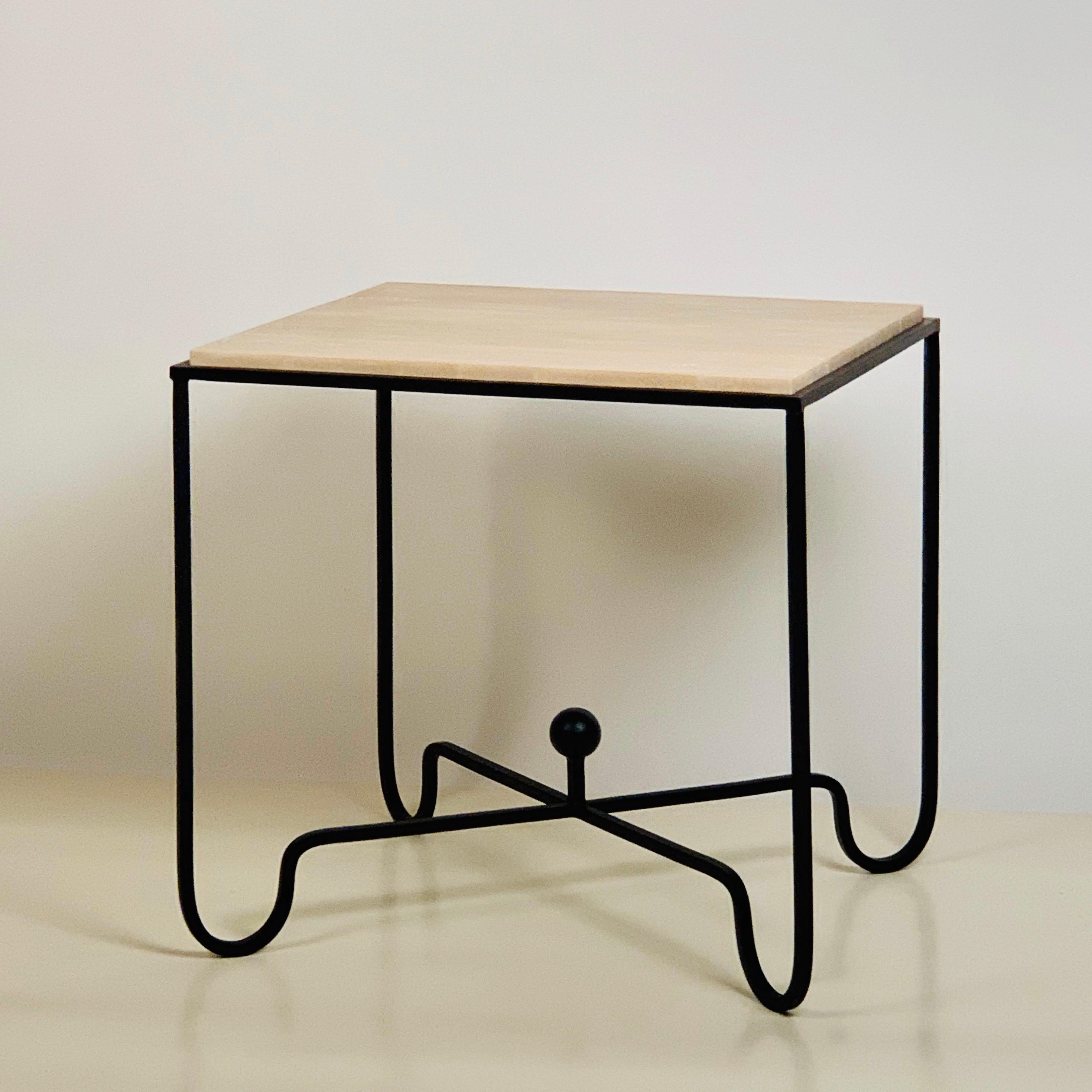 Großer 'Entretoise' Cremefarbener Travertin Beistelltisch oder Nachttisch von Design Frères (Organische Moderne) im Angebot