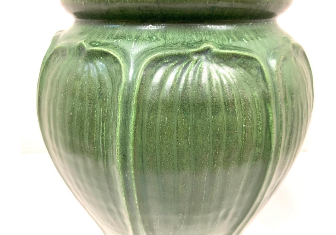 Grande vaso verde in ceramica vintage con disegno di palma in rilievo. Marcato sul retro come mostrato.

Dimensioni: 7 1/2