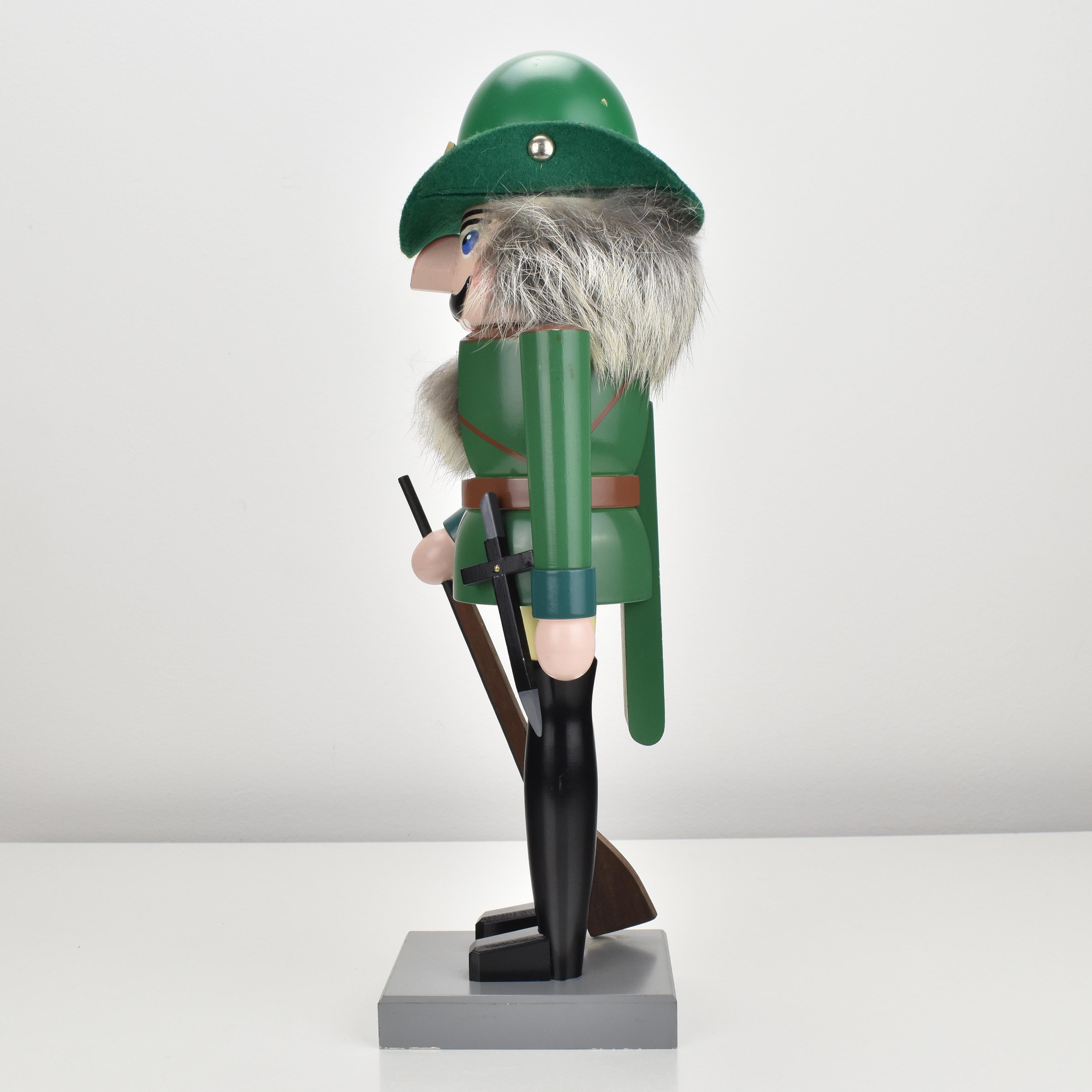 Großes Erzgebirge Christmas Nutcracker Hunter Dekorationsstück, Deutschland 1970er Jahre (Moderne der Mitte des Jahrhunderts) im Angebot