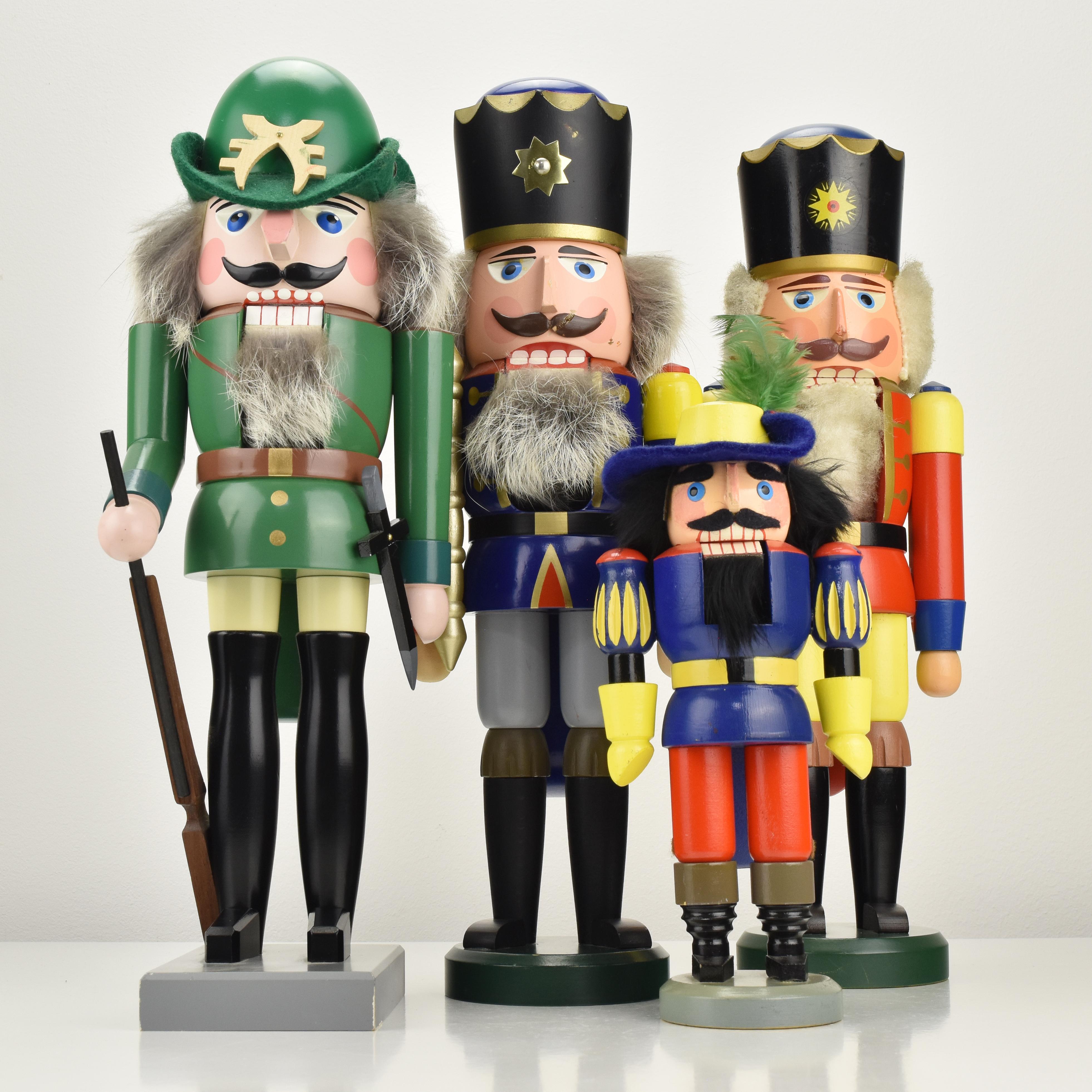 Großes Erzgebirge Christmas Nutcracker Hunter Dekorationsstück, Deutschland 1970er Jahre im Angebot 2