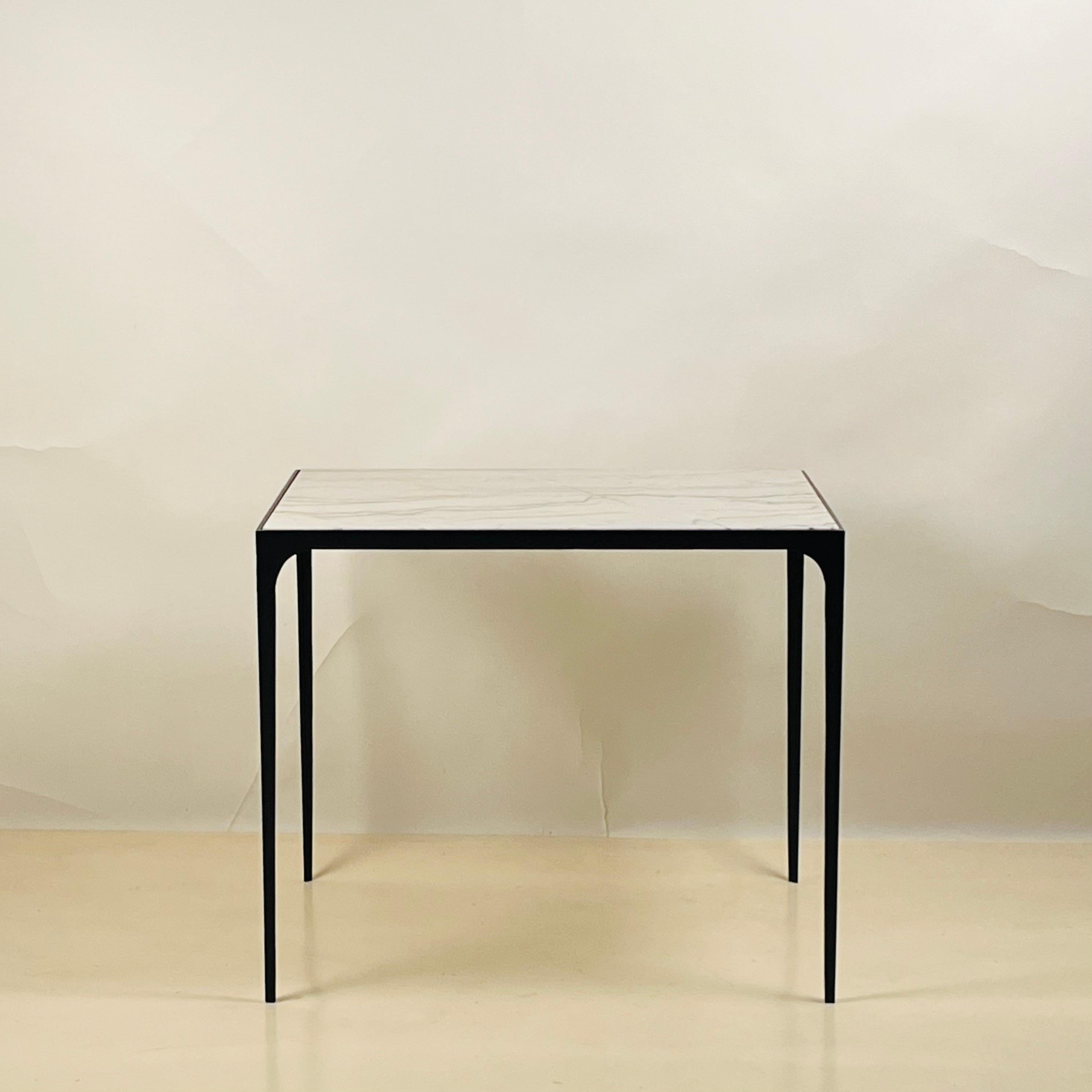 Grande table d'appoint chic 'Esquisse' en fer forgé et Macaubas par Design Frères.

Plateau en pierre de Macaubas marbrée blanche contrastée sur une base élancée en acier noirci. 

Un design magnifiquement simple et discret.