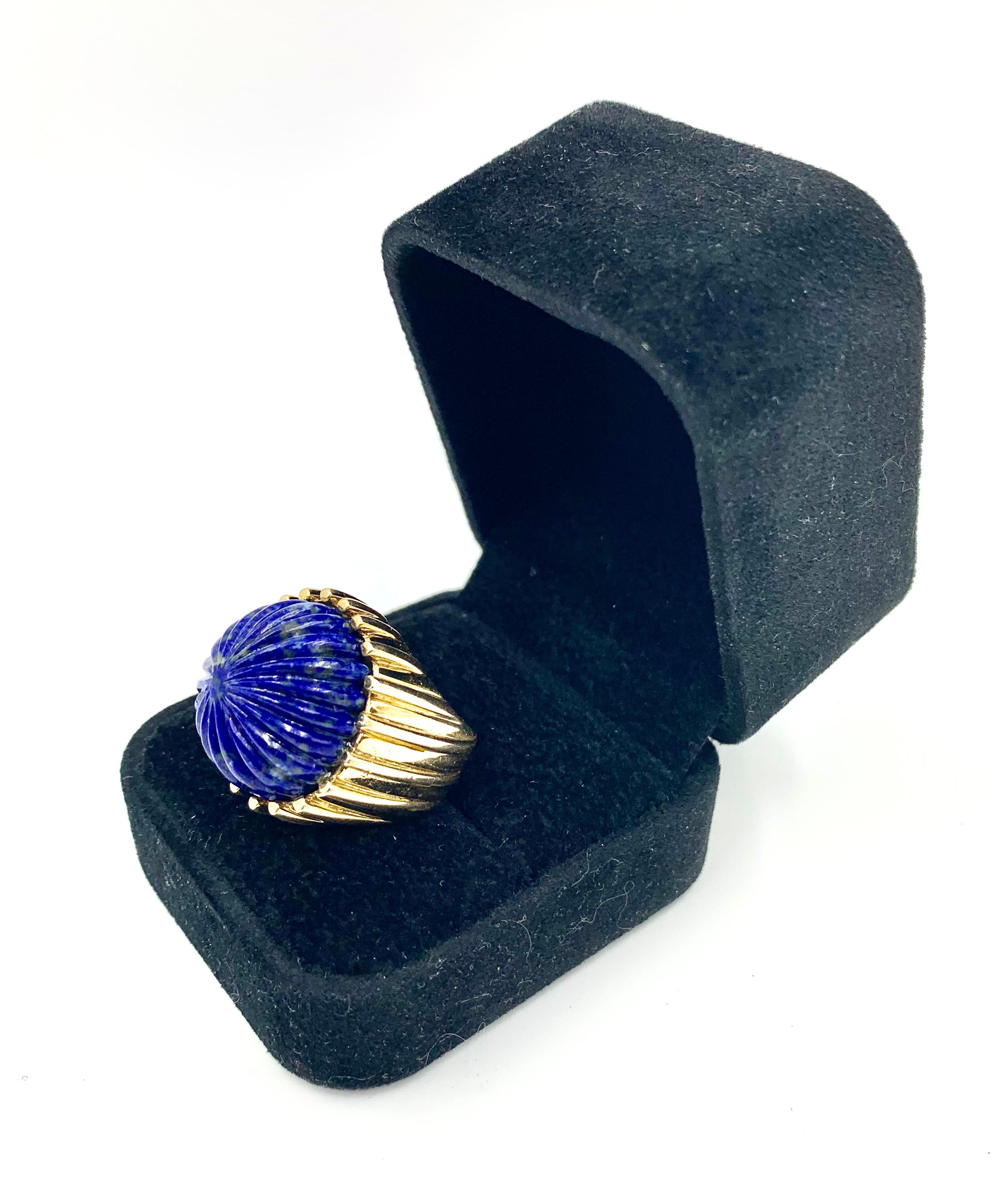 Large Estate Carved Lapis Lazuli Fluted 14K Yellow Gold Cocktail Ring, 1980's For Sale 5