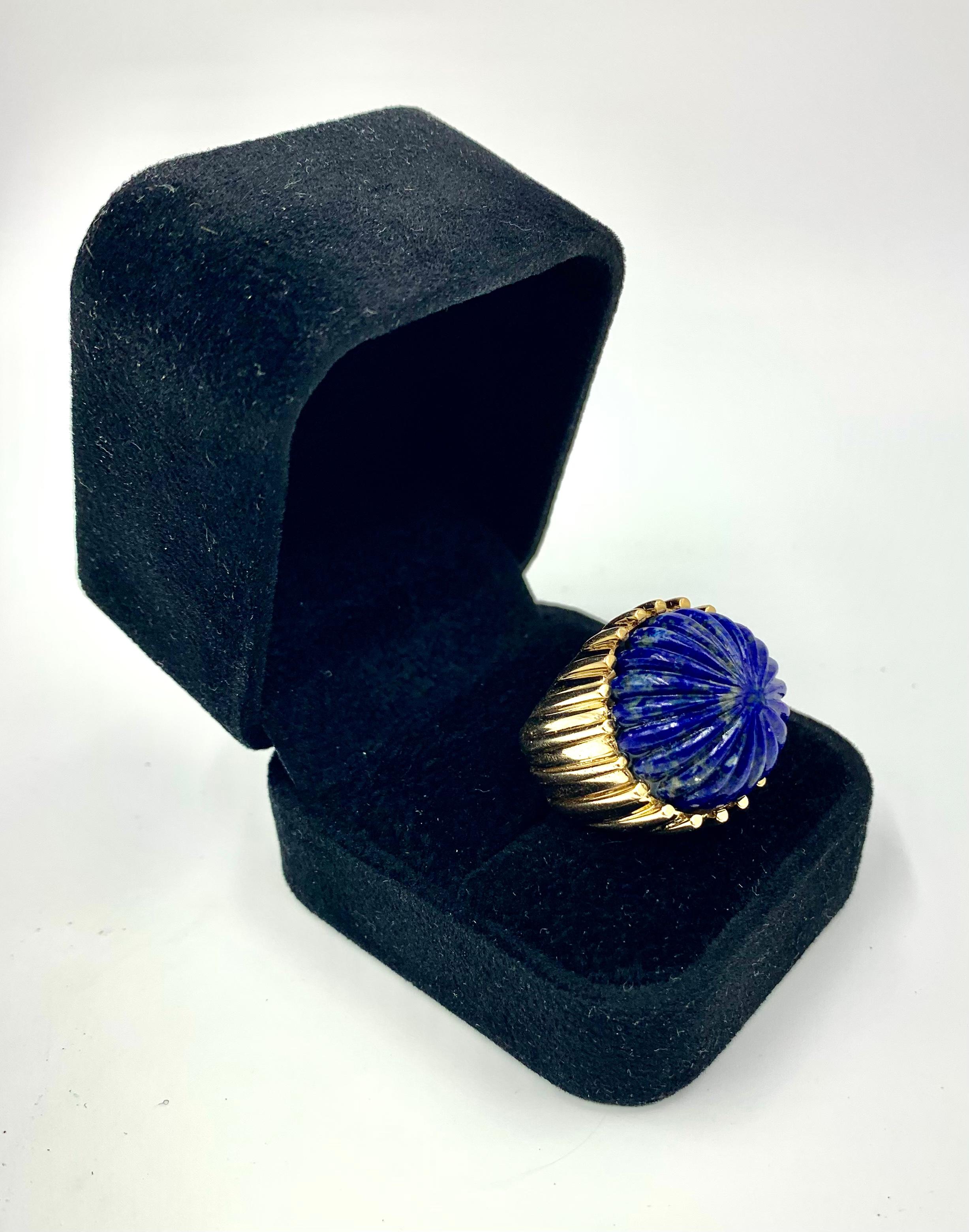 Large Estate Carved Lapis Lazuli Fluted 14K Yellow Gold Cocktail Ring, 1980's For Sale 7
