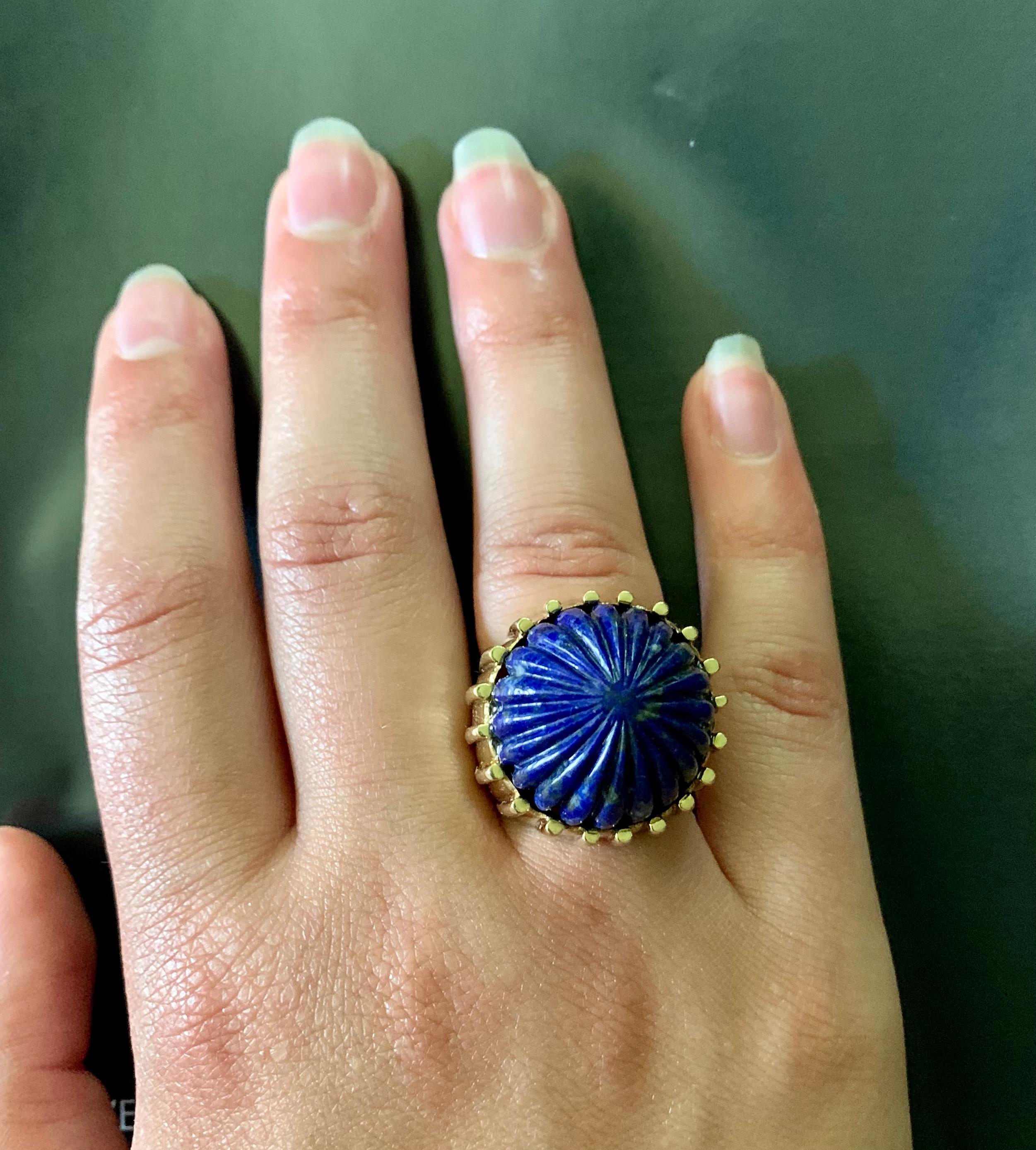Large Estate Carved Lapis Lazuli Fluted 14K Yellow Gold Cocktail Ring, 1980's For Sale 8