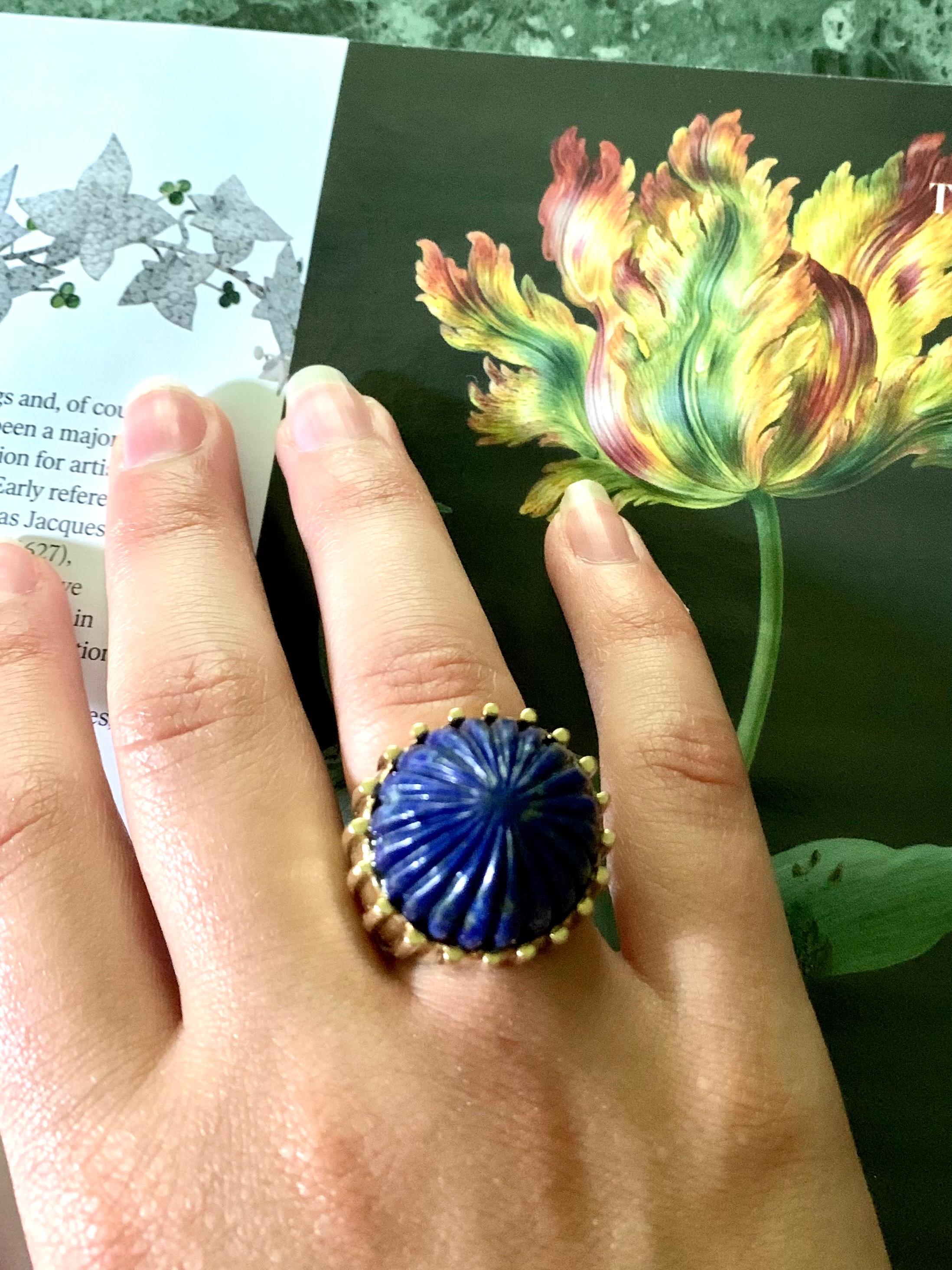 Classical Roman Large Estate Carved Lapis Lazuli Fluted 14K Yellow Gold Cocktail Ring, 1980's For Sale