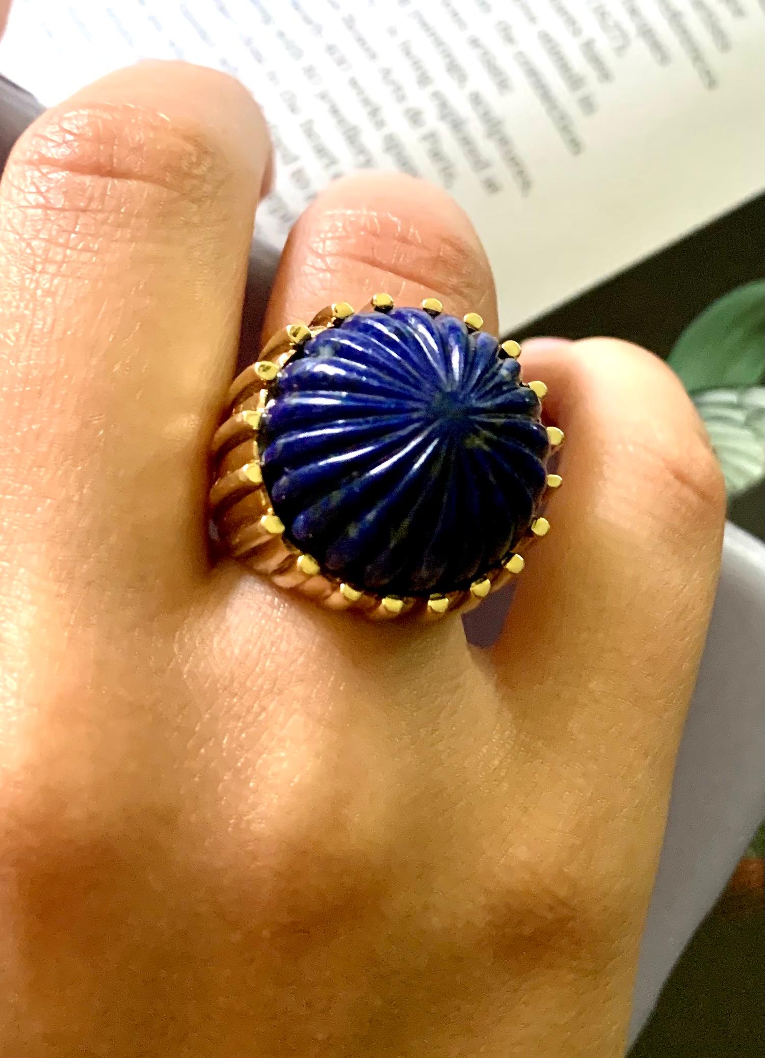 Mixed Cut Large Estate Carved Lapis Lazuli Fluted 14K Yellow Gold Cocktail Ring, 1980's For Sale