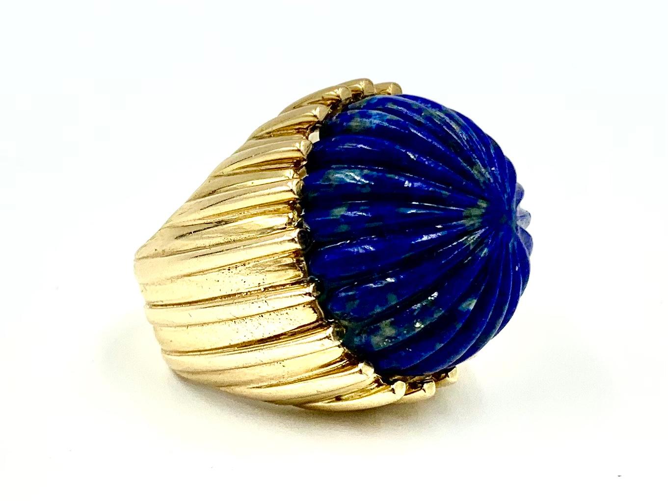 Large Estate Carved Lapis Lazuli Fluted 14K Yellow Gold Cocktail Ring, 1980's In Good Condition For Sale In New York, NY