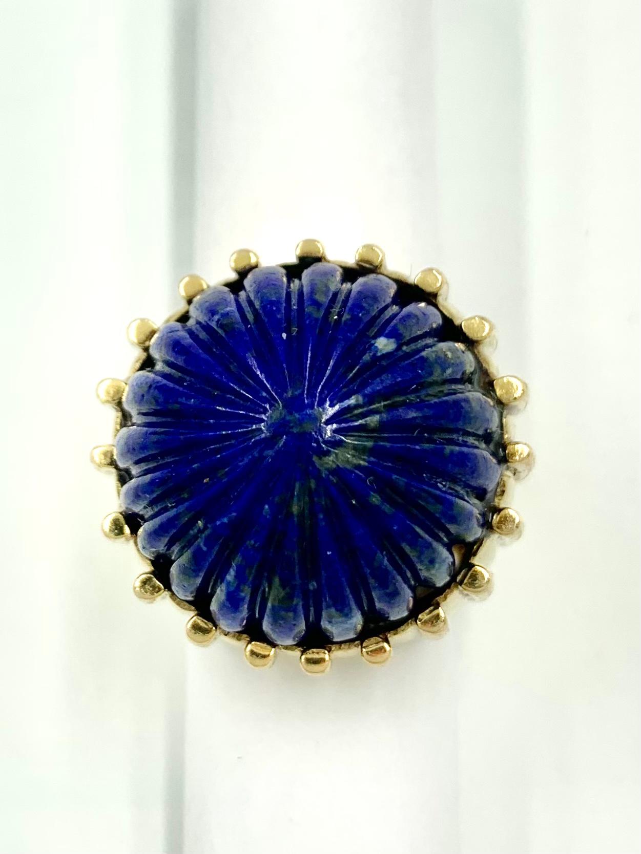 Women's or Men's Large Estate Carved Lapis Lazuli Fluted 14K Yellow Gold Cocktail Ring, 1980's For Sale