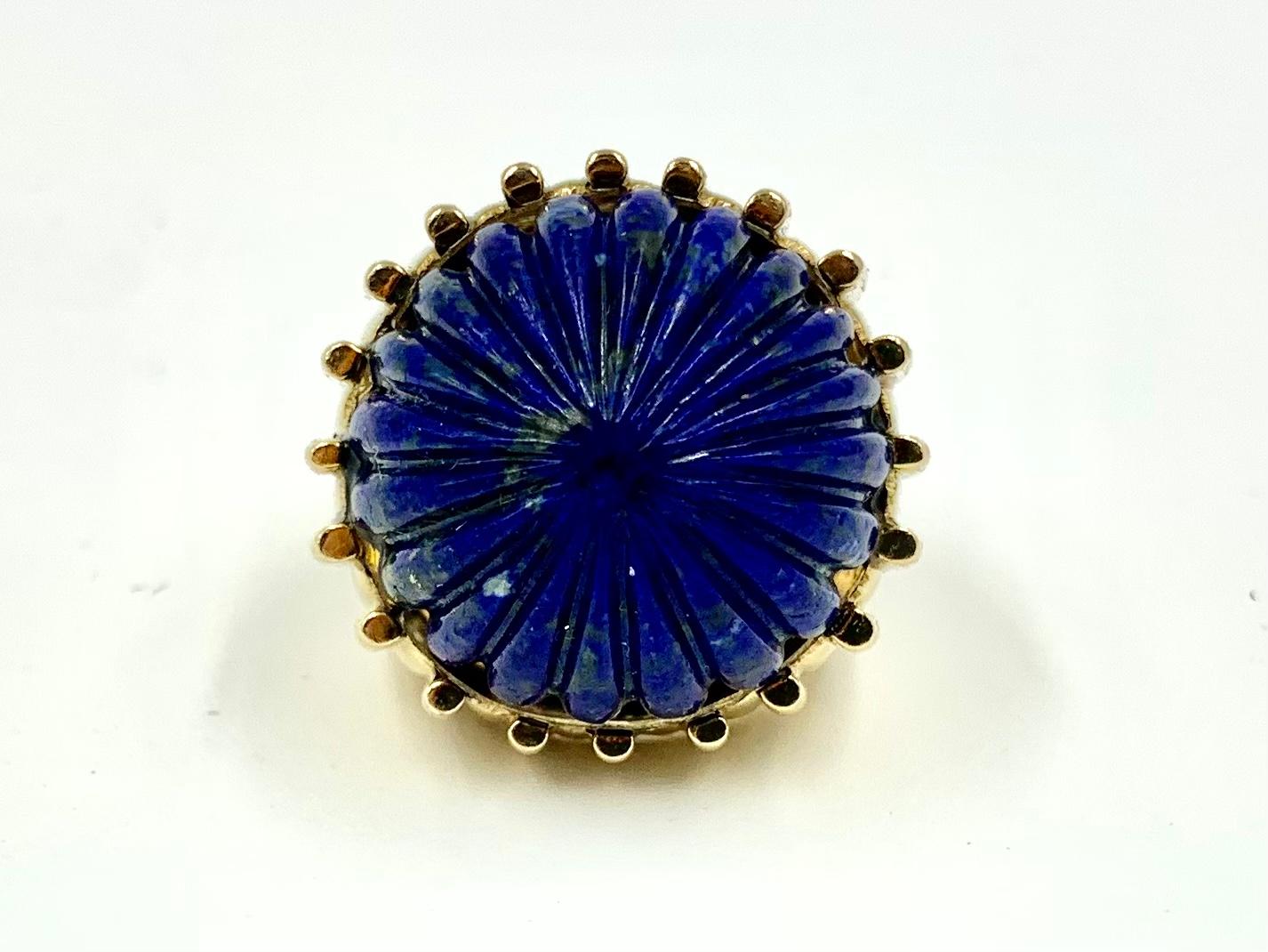 Large Estate Carved Lapis Lazuli Fluted 14K Yellow Gold Cocktail Ring, 1980's For Sale 1