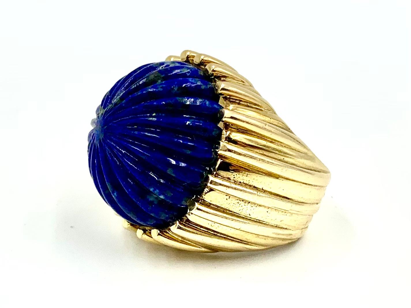 Large Estate Carved Lapis Lazuli Fluted 14K Yellow Gold Cocktail Ring, 1980's For Sale 2