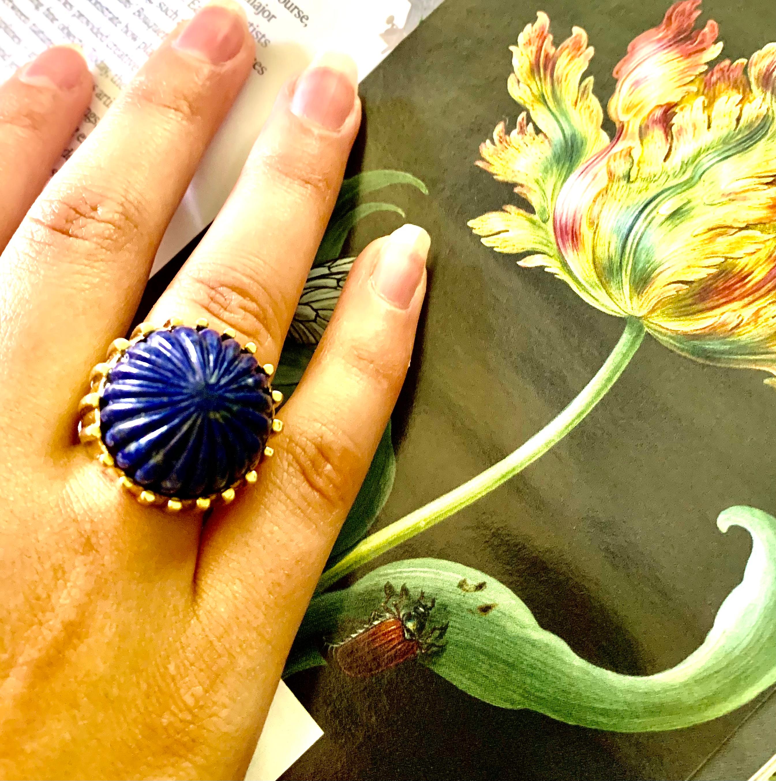 Large Estate Carved Lapis Lazuli Fluted 14K Yellow Gold Cocktail Ring, 1980's For Sale 3