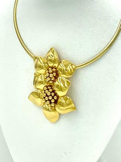 Broche de clip grande Estate Sabbadini de oro de 18 quilates Due Fiori, realzador de collar colgante