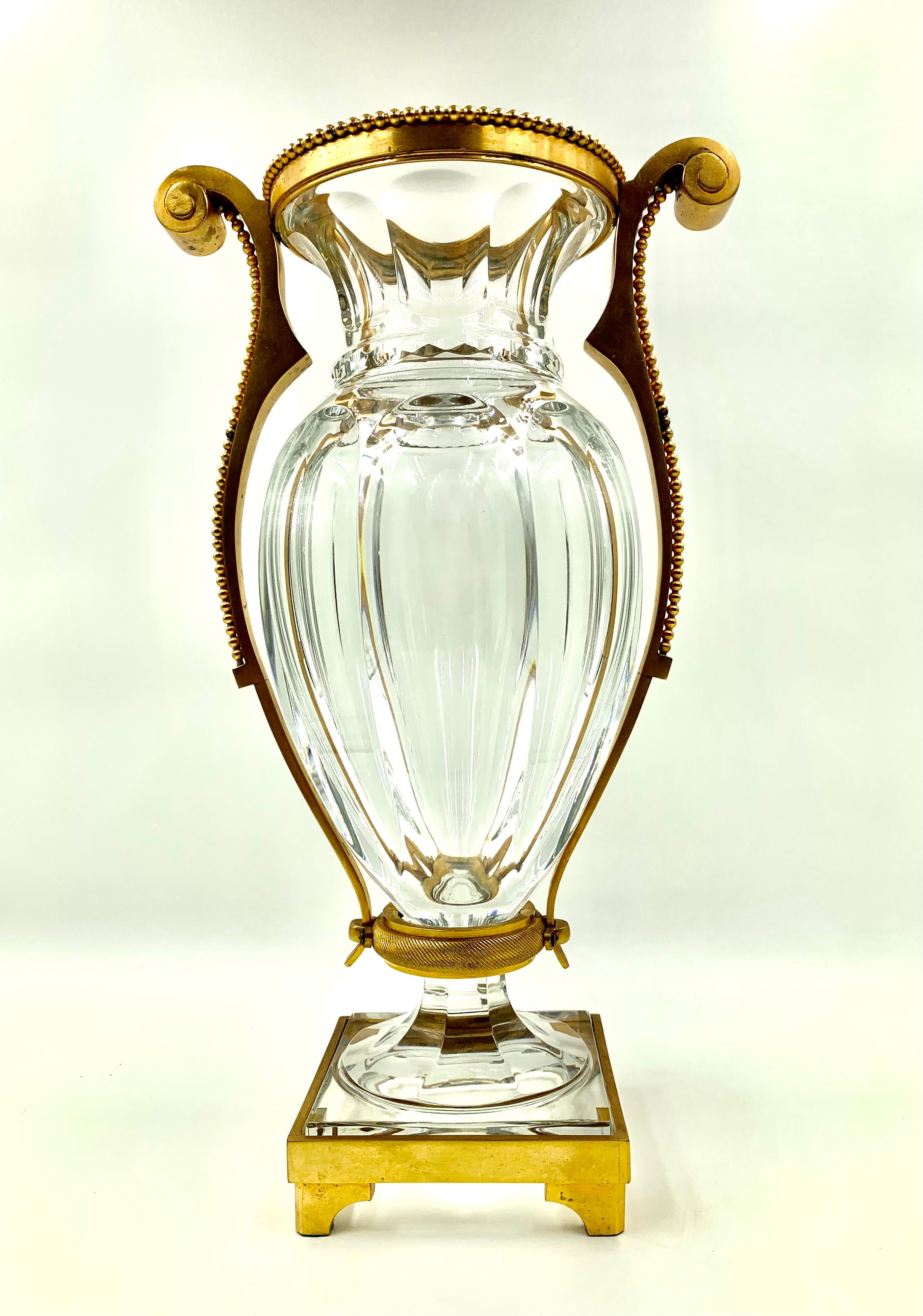 Impressionnant vase en bronze et cristal de style Empire signé Baccarat. 
Complète à merveille les modèles Classic 1841 Harcourt et Empire. Similaire au vase Amphore d'Harcourt, mais plus grand et avec des montures en bronze. Les vases Amphora,