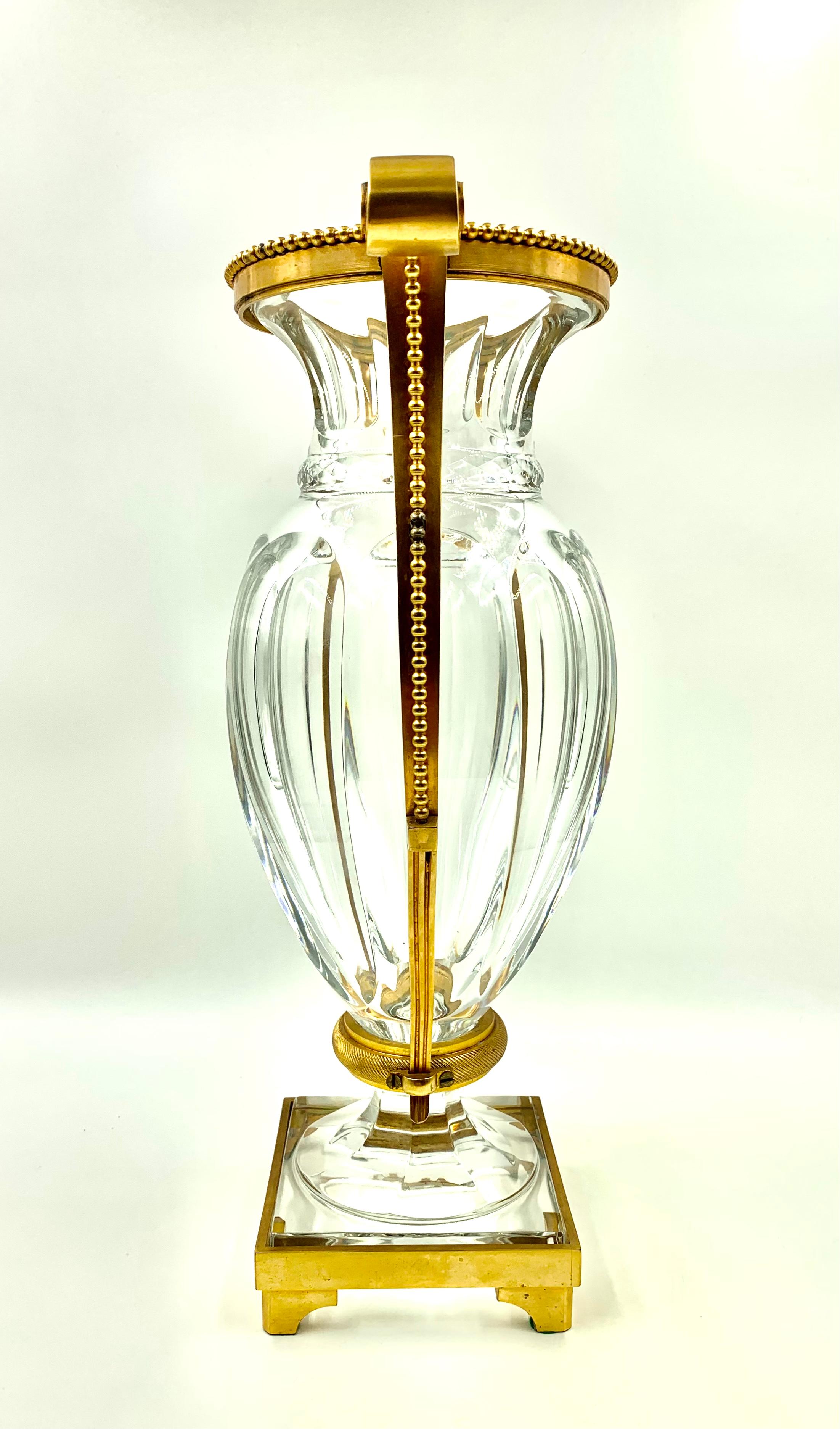 Große Vase aus Bronze und Kristall, signiert Baccarat Empire Harcourt im Zustand „Gut“ im Angebot in New York, NY