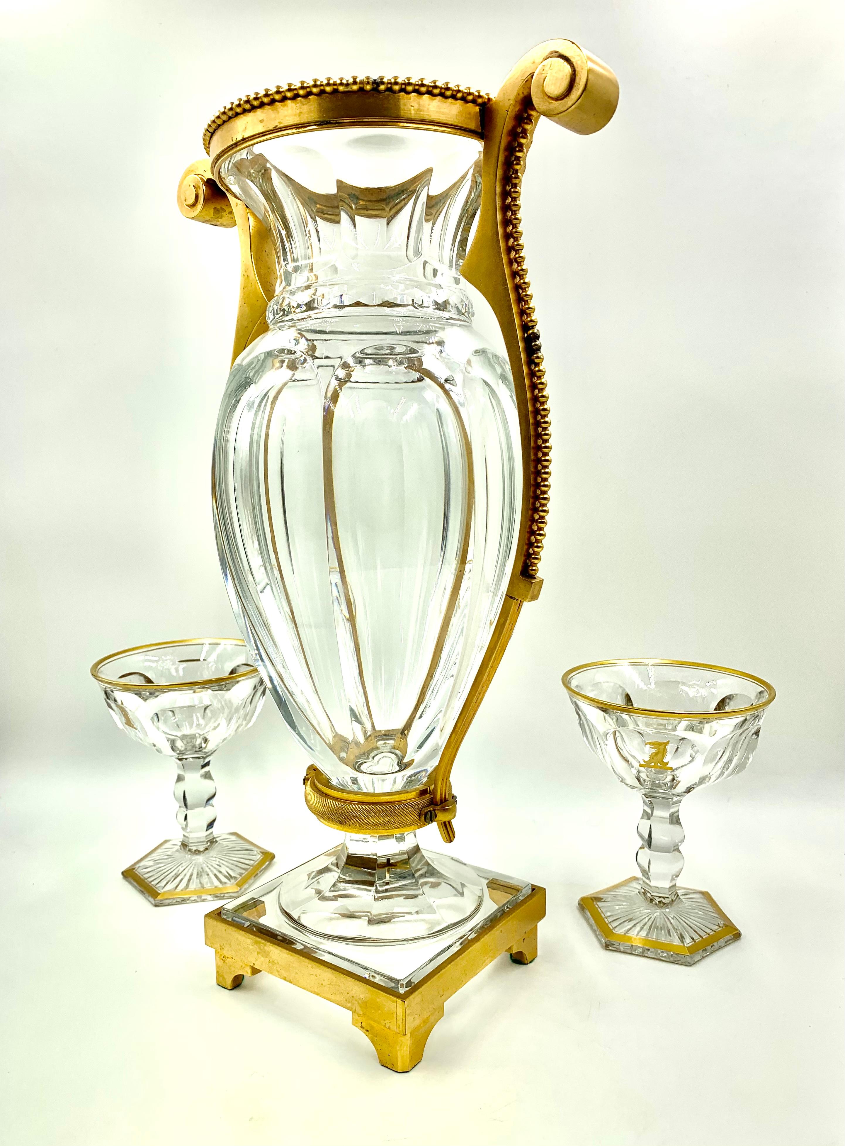 20ième siècle Grand vase Empire Harcourt en bronze et cristal signé Baccarat, ancienne propriété en vente