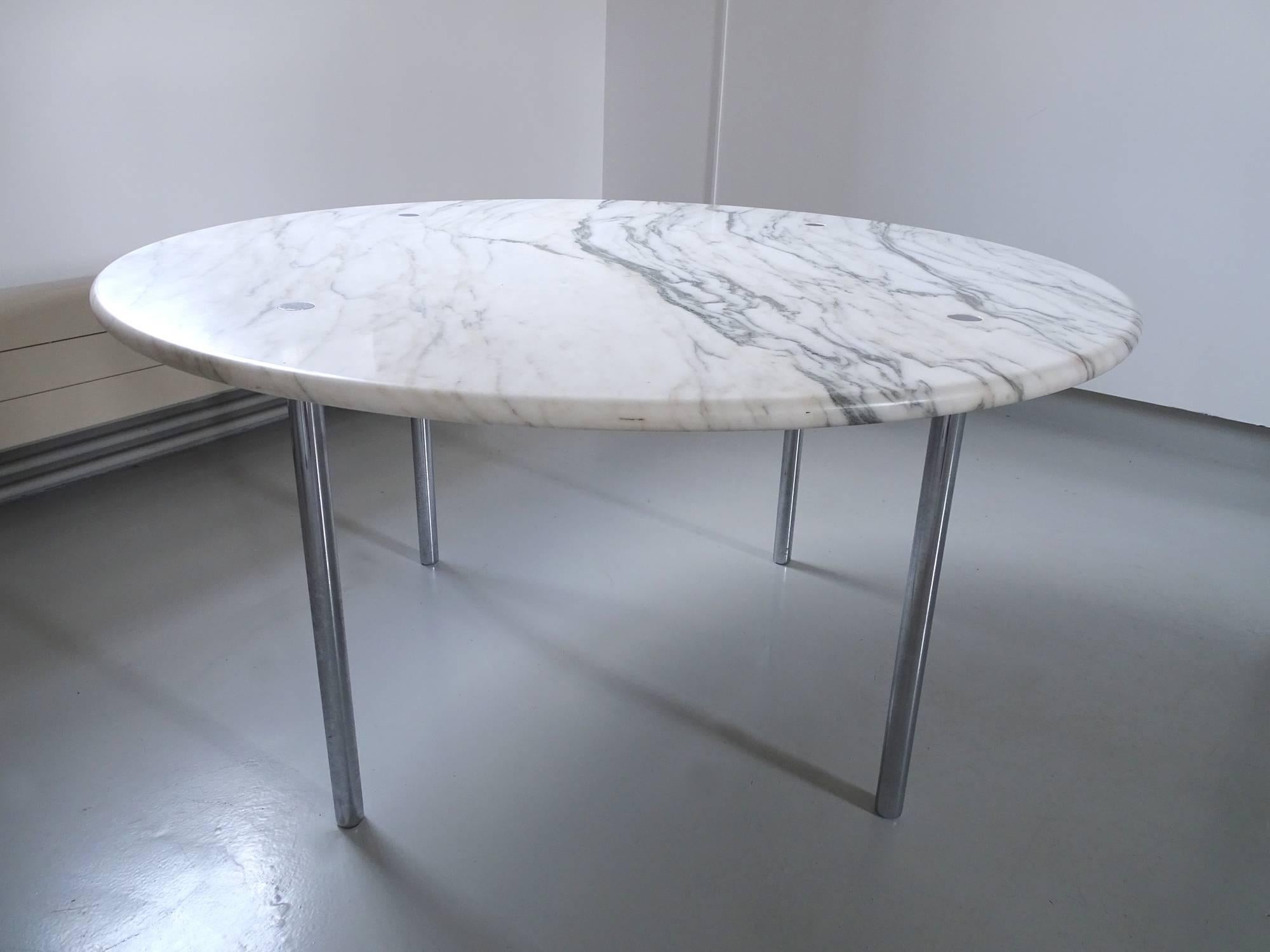 A stunning marble top dining table designed by Estelle and Erwin Laverne, USA, 1950s. The table has a solid 3 cm thick marble top with inset chrome-plated steel legs.
The tubular chrome legs are secured to the underside by a steel Sub-frame. The