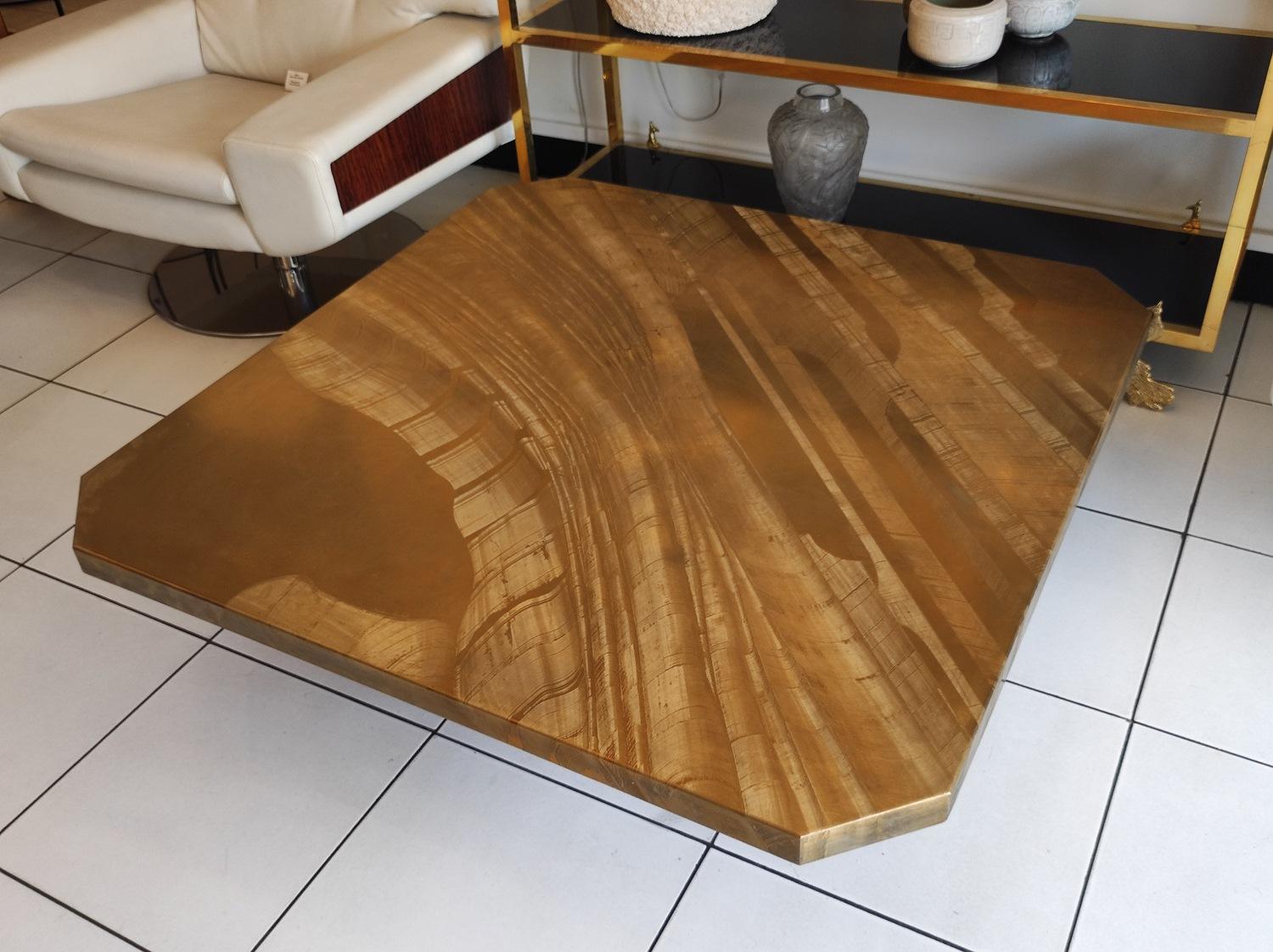 Grande table basse en laiton gravé de Christian Krekels, signée , circa 1975 en vente 5