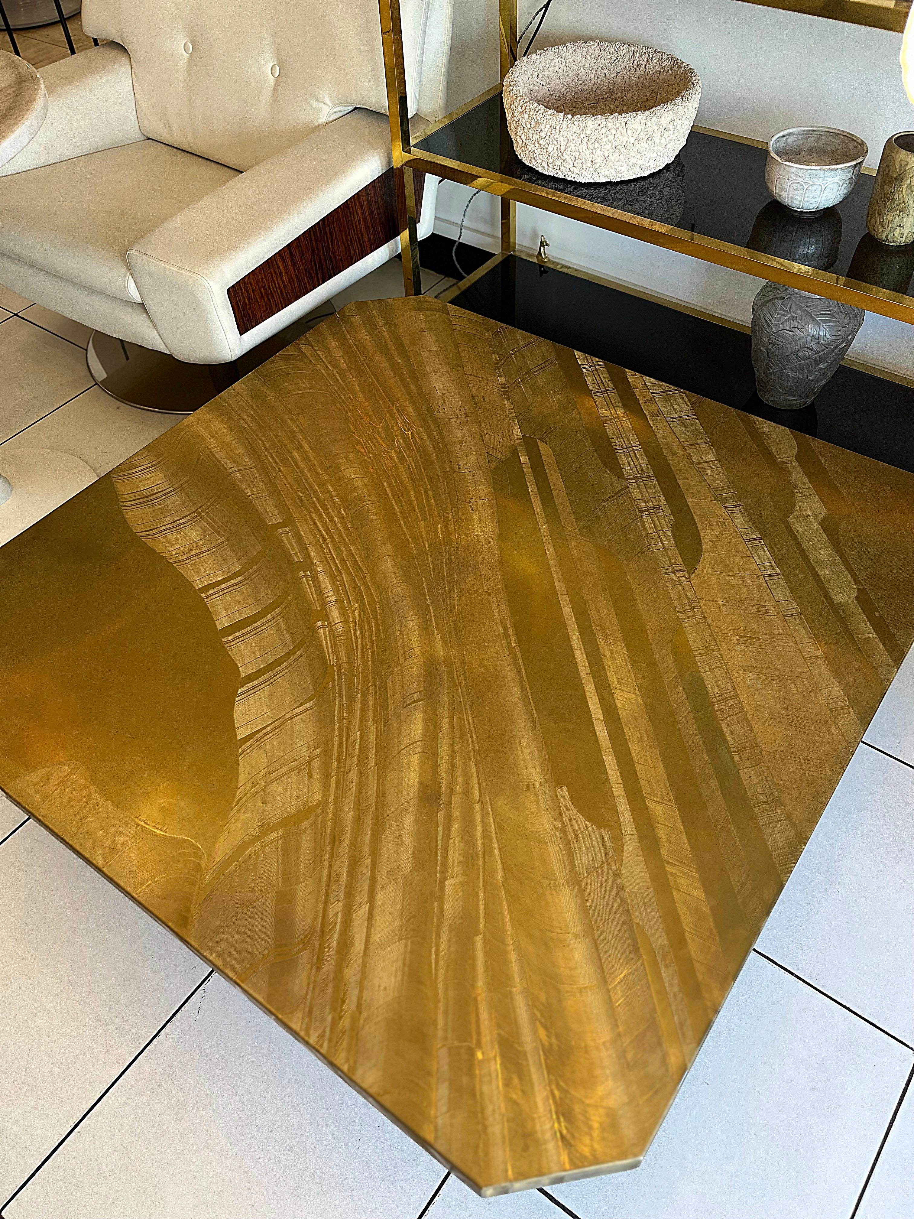 Grande table basse en laiton gravé de Christian Krekels, signée , circa 1975 en vente 9