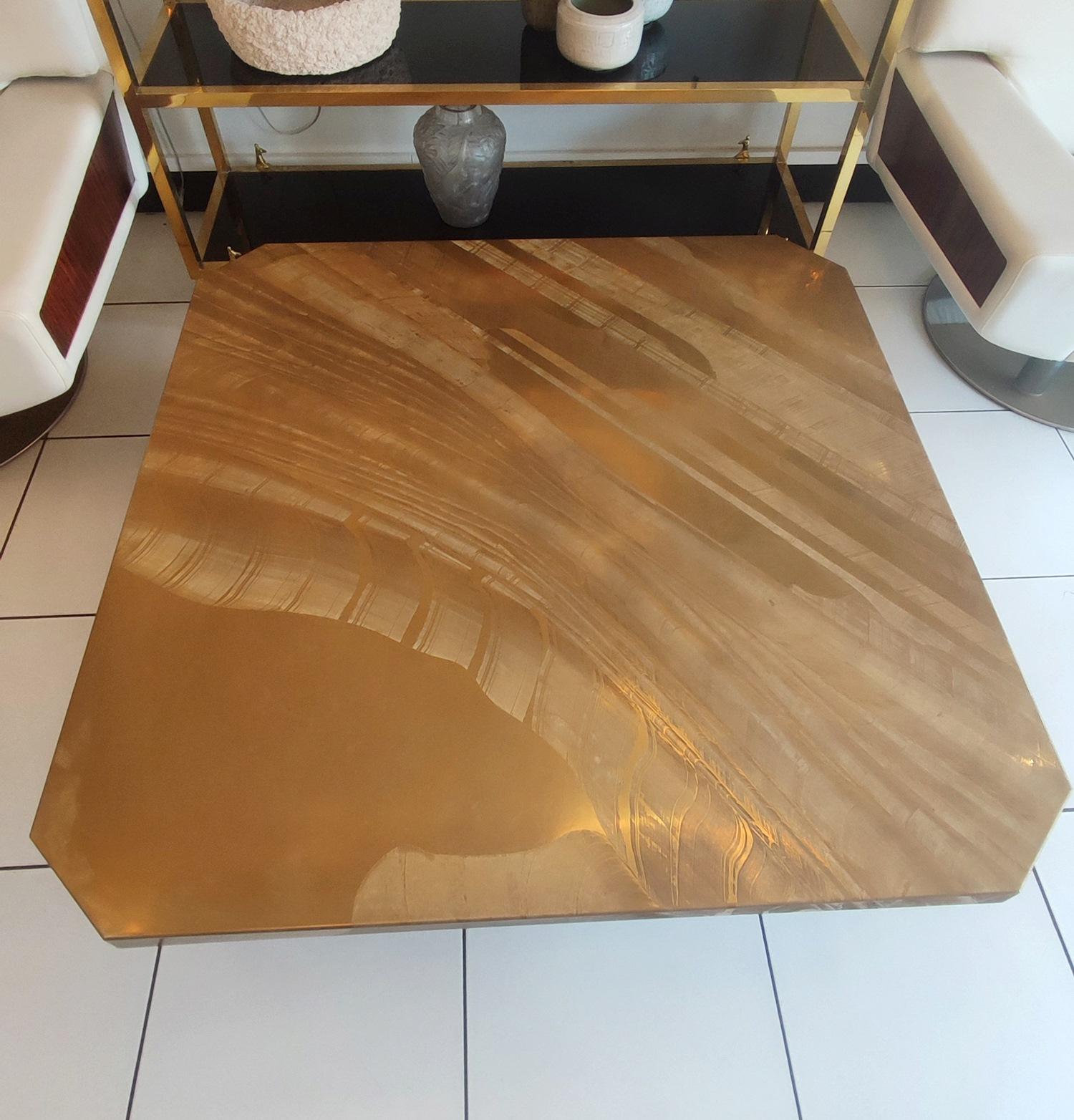 Grande table basse en laiton gravé de Christian Krekels, signée , circa 1975
avec 4 pieds en acier peint en noir.