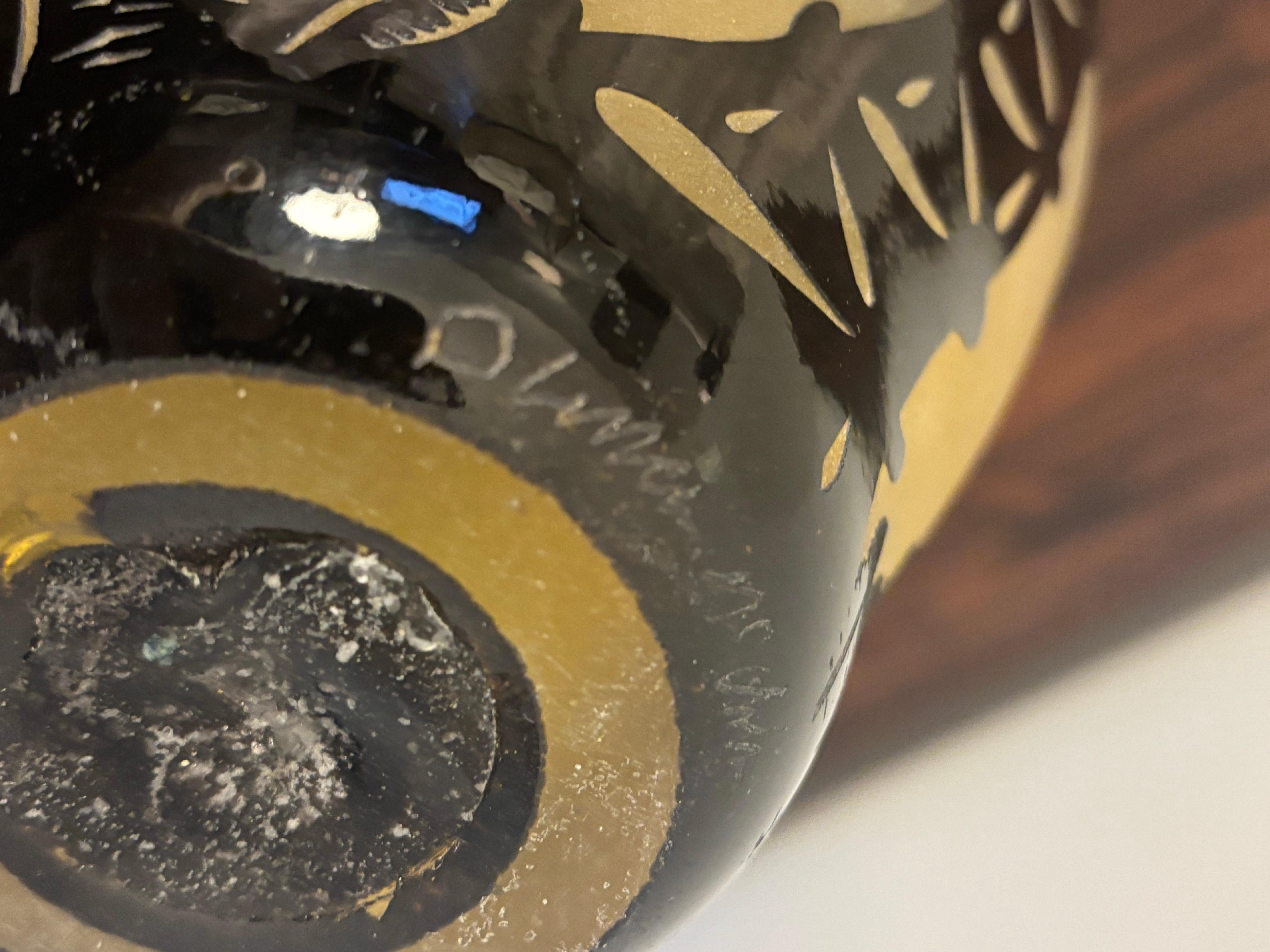 Magnifique verre gravé à l'acide par l'artiste renommé de Floride Duncan McClellan. 

Vers les années 2000. Signé par l'artiste. 

Magnifique teinte ambrée profonde traversée par un motif tropical noir poli. La pièce demande de l'attention
