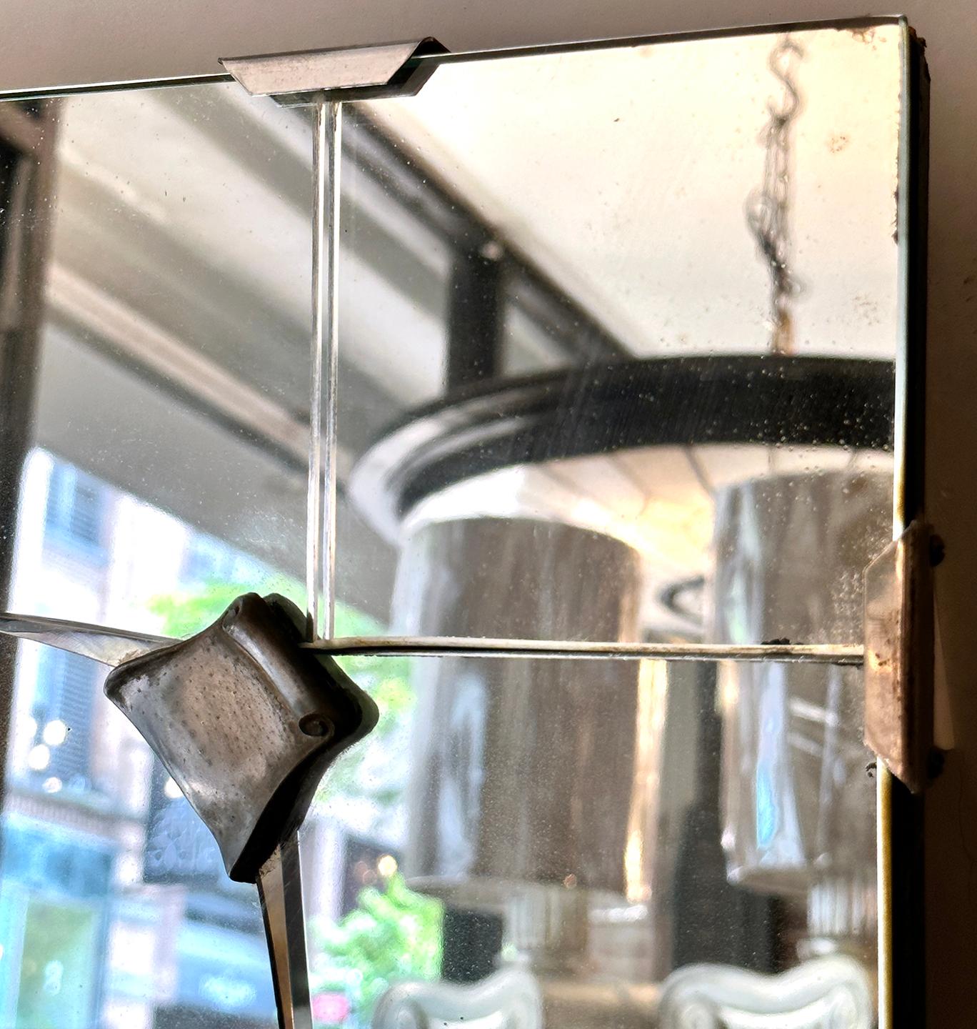 Miroir italien gravé à l'eau-forte, datant des années 1950, avec un motif de feuillage sur le cadre.

Mesures :
Hauteur : 60.5