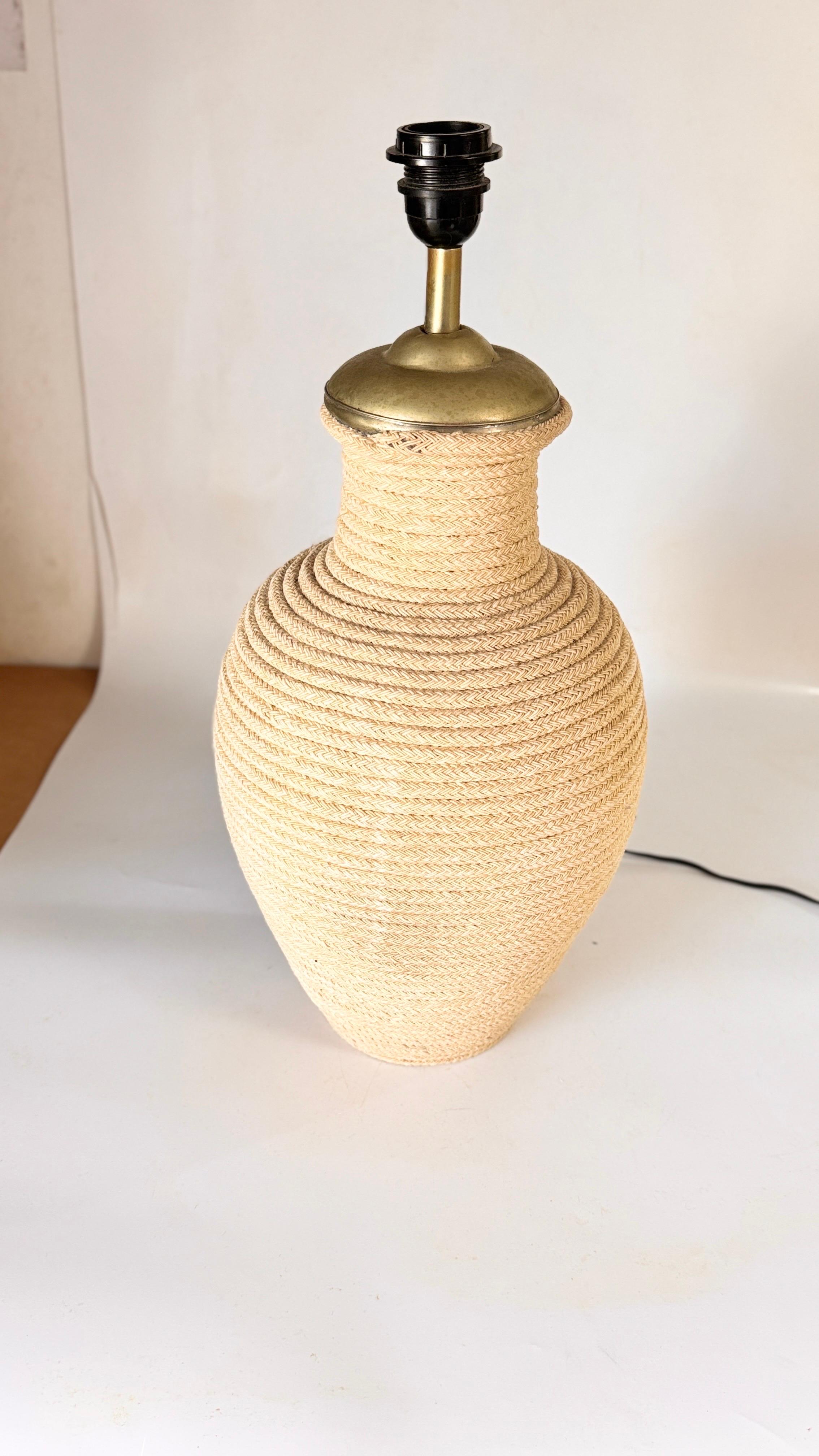 Grande lampe en céramique de style ethnique enveloppée d'une corde légère, couvercle en laiton en vente 3