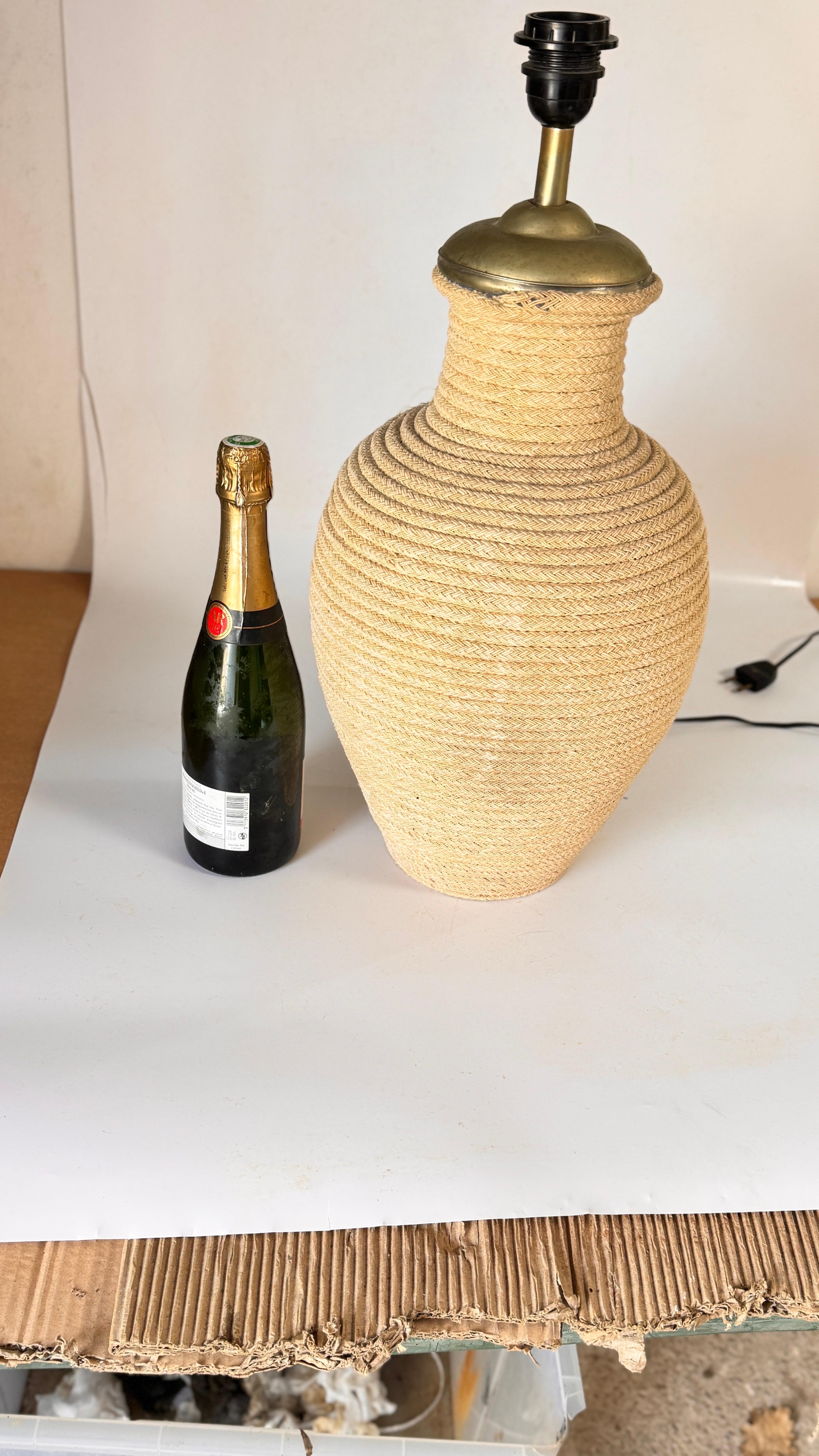 Grande lampe en céramique de style ethnique enveloppée d'une corde légère, accents en laiton, 55 cm

Cette grande lampe en céramique, entièrement enveloppée d'une corde de couleur claire, incarne un style ethnique élégant avec une touche de charme