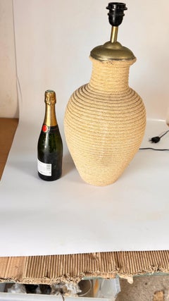 Grande lampe en céramique de style ethnique enveloppée d'une corde légère, couvercle en laiton