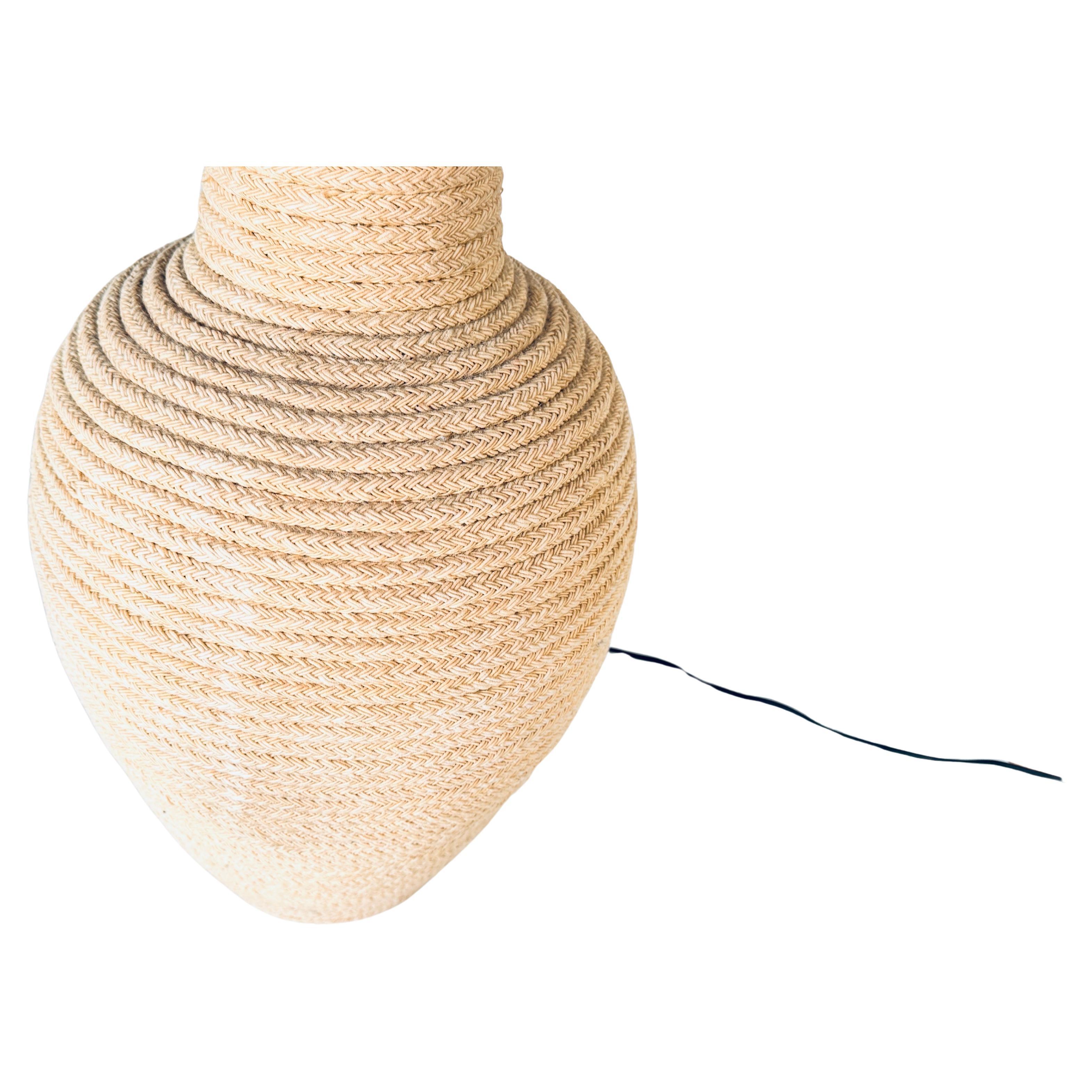 Mid-Century Modern Grande lampe en céramique de style ethnique enveloppée d'une corde légère, couvercle en laiton en vente
