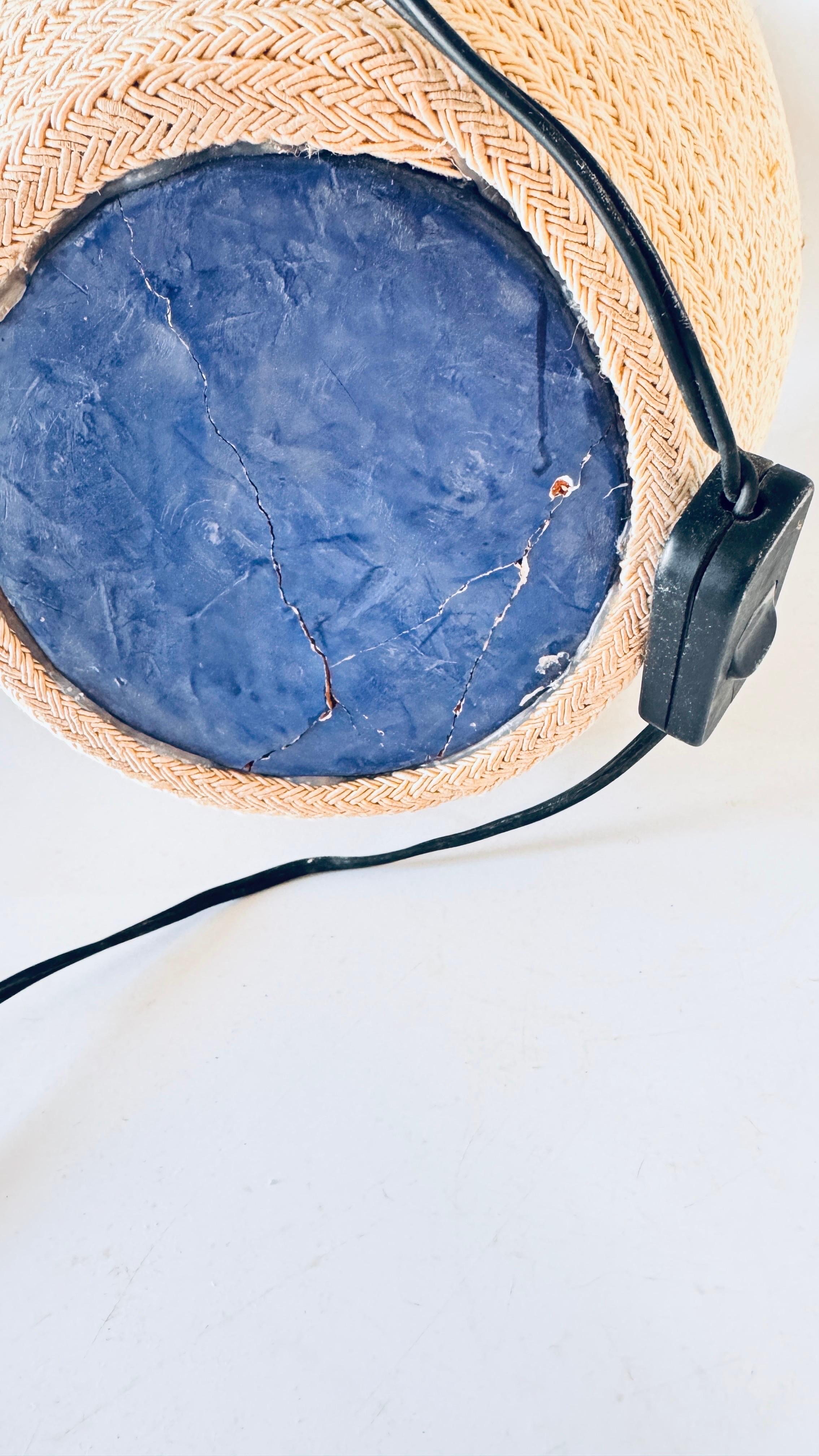 Français Grande lampe en céramique de style ethnique enveloppée d'une corde légère, couvercle en laiton en vente