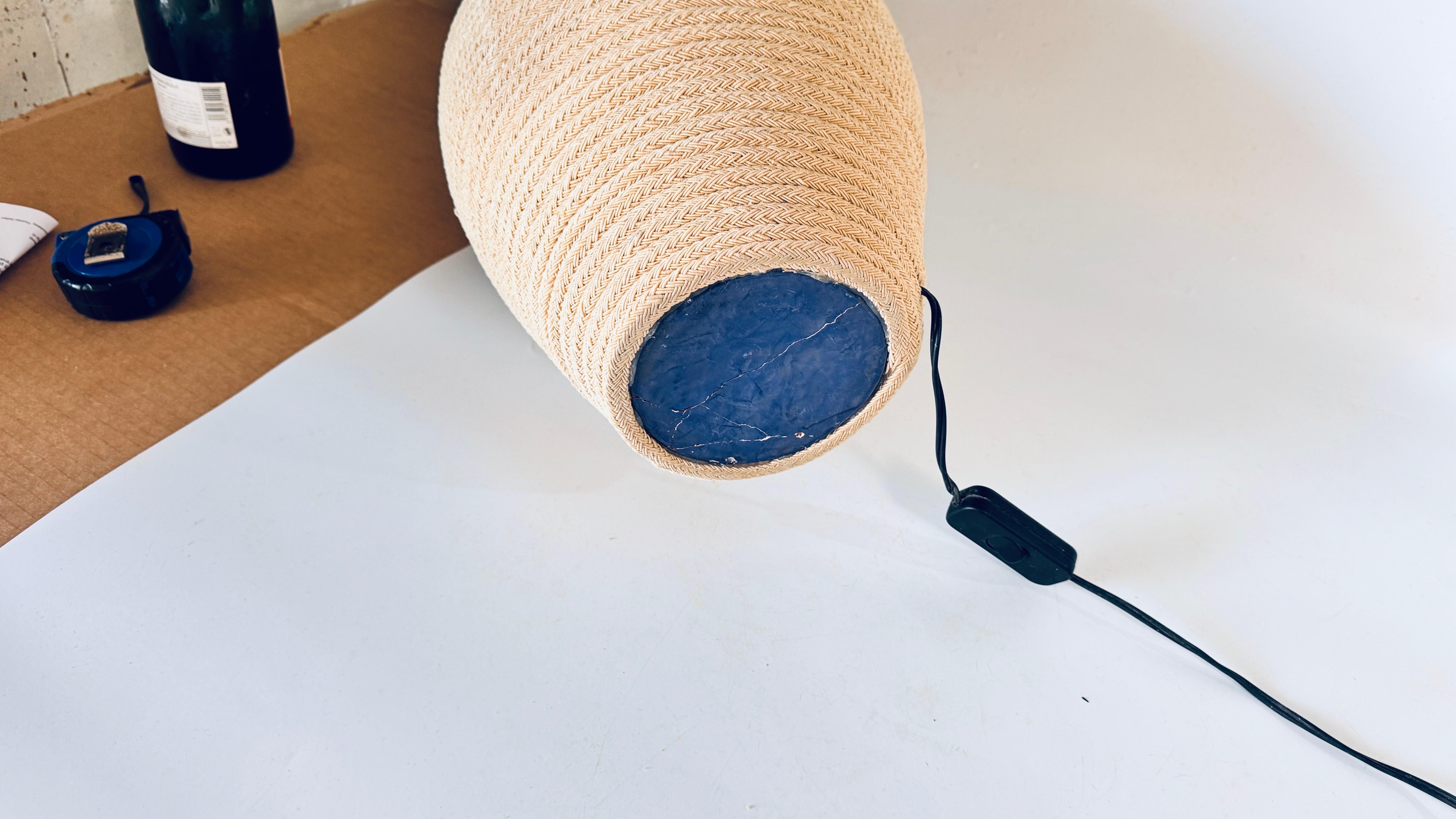 Grande lampe en céramique de style ethnique enveloppée d'une corde légère, couvercle en laiton Bon état - En vente à Auribeau sur Siagne, FR